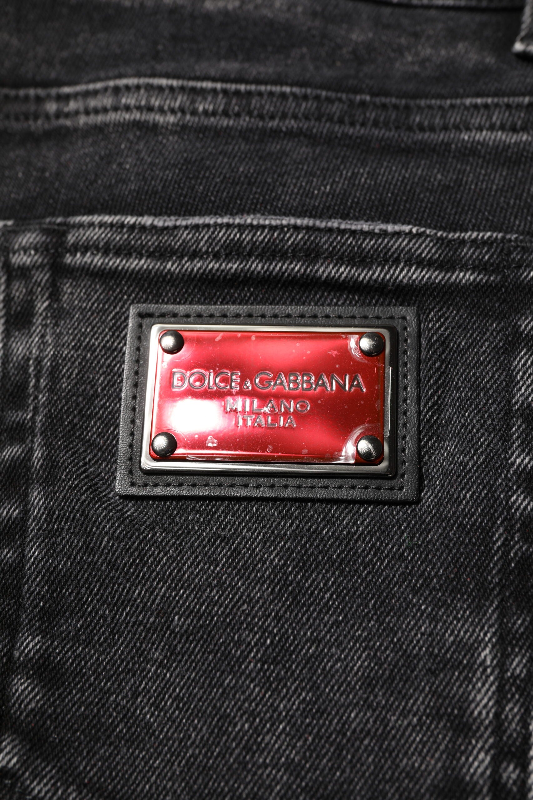 Jeans homme skinny en coton noir de Dolce & Gabbana, coupe ajustée et denim de haute qualité, porté sur un mannequin.