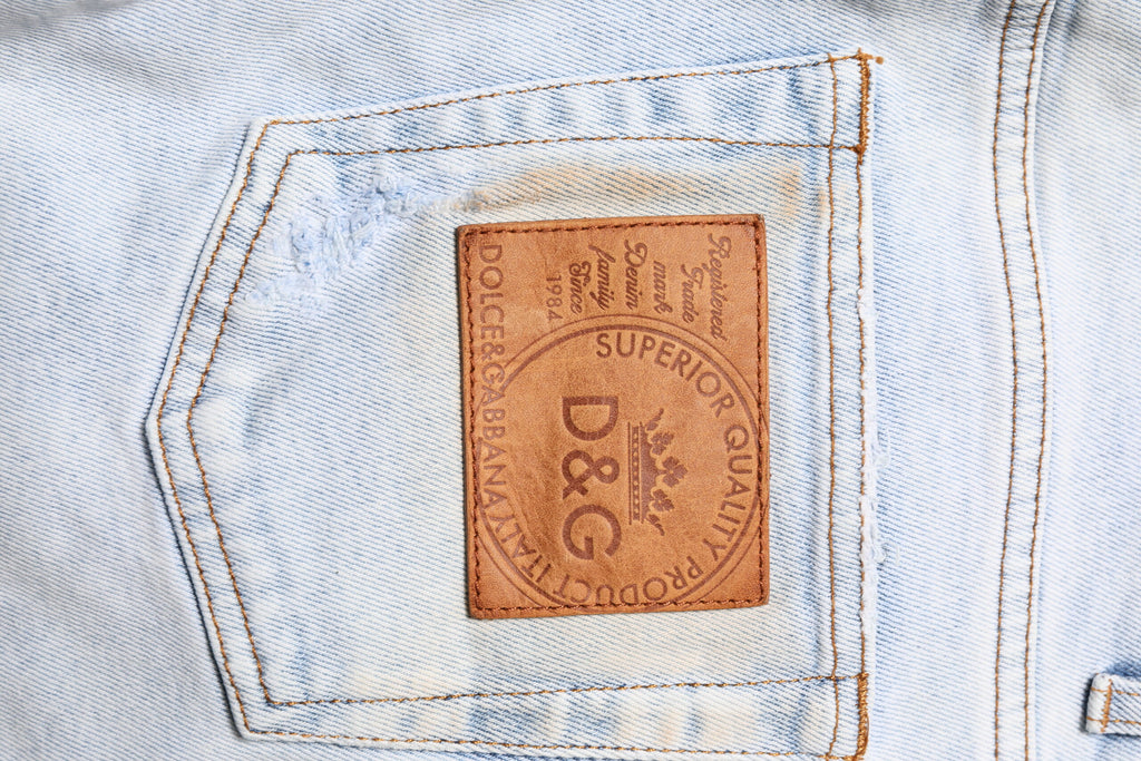 Jeans skinny déchirés en denim bleu clair Dolce & Gabbana Light Blue, coupe ajustée et détails déchirés tendance.