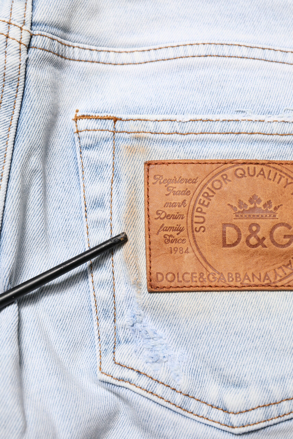 Jeans skinny déchirés en denim bleu clair Dolce & Gabbana Light Blue, style décontracté et tendance visible sur l'image.