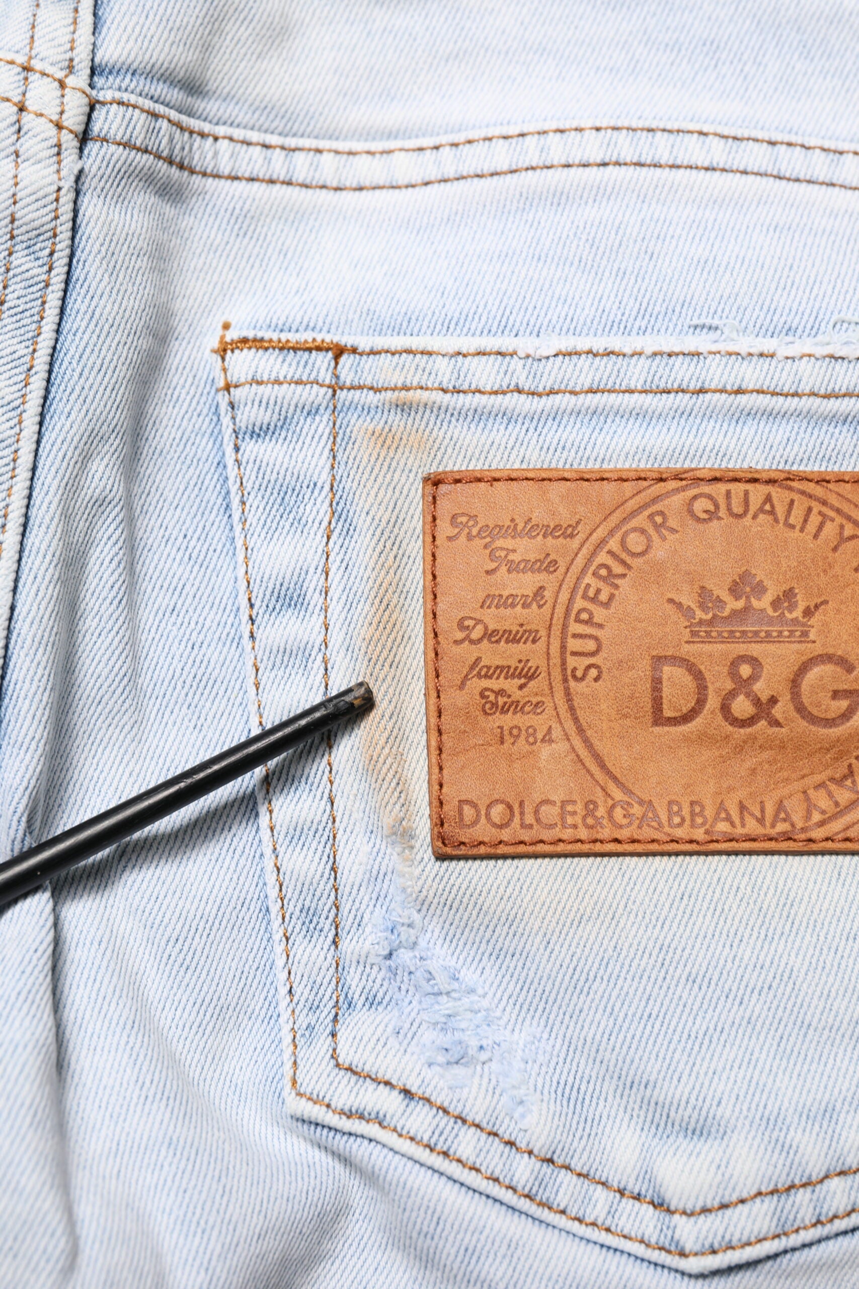 Jeans skinny déchirés en denim bleu clair Dolce & Gabbana Light Blue, style décontracté et tendance visible sur l'image.