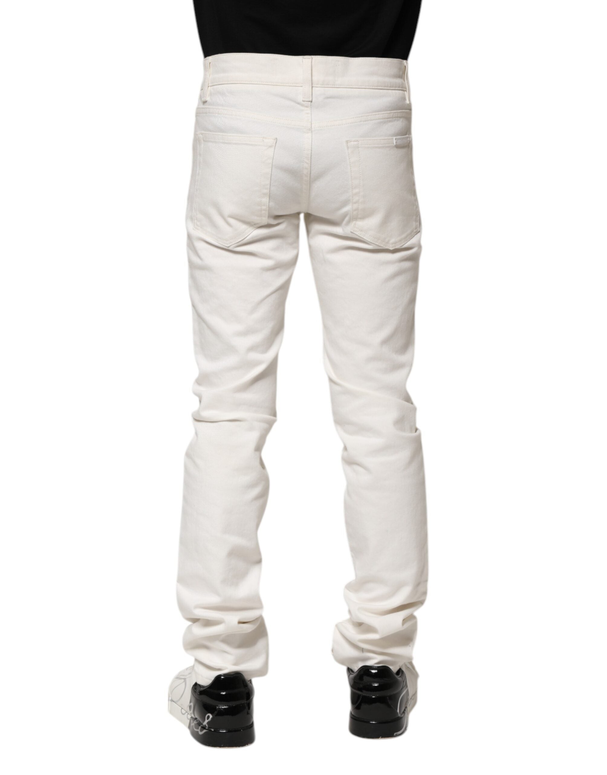 Jean homme slim en coton blanc Dolce & Gabbana, coupe skinny, détail classique et design élégant visible sur l’image.