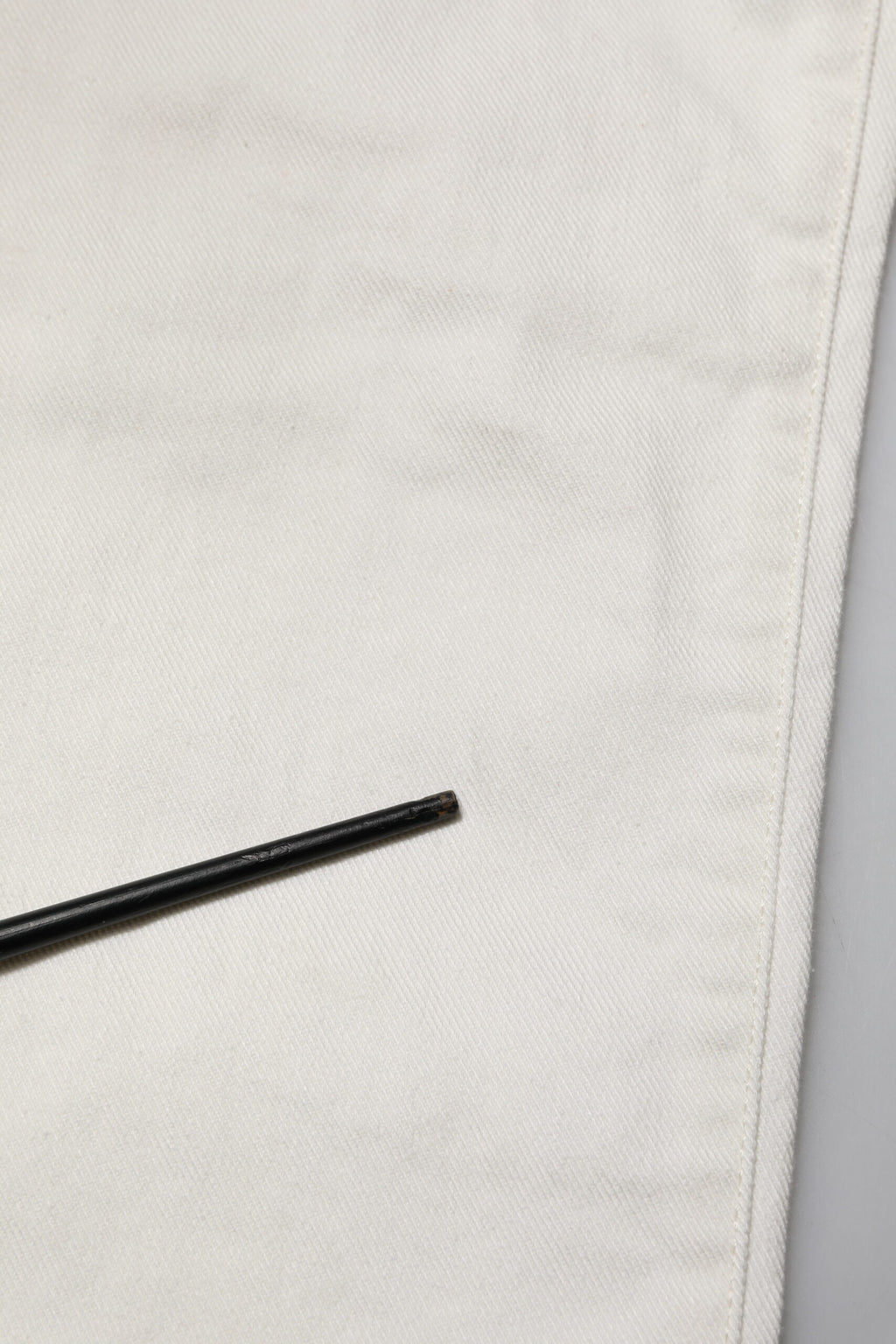 Pantalon en jean skinny blanc pour homme de Dolce & Gabbana, coton, coupe ajustée, détail classique et broderie discrète.