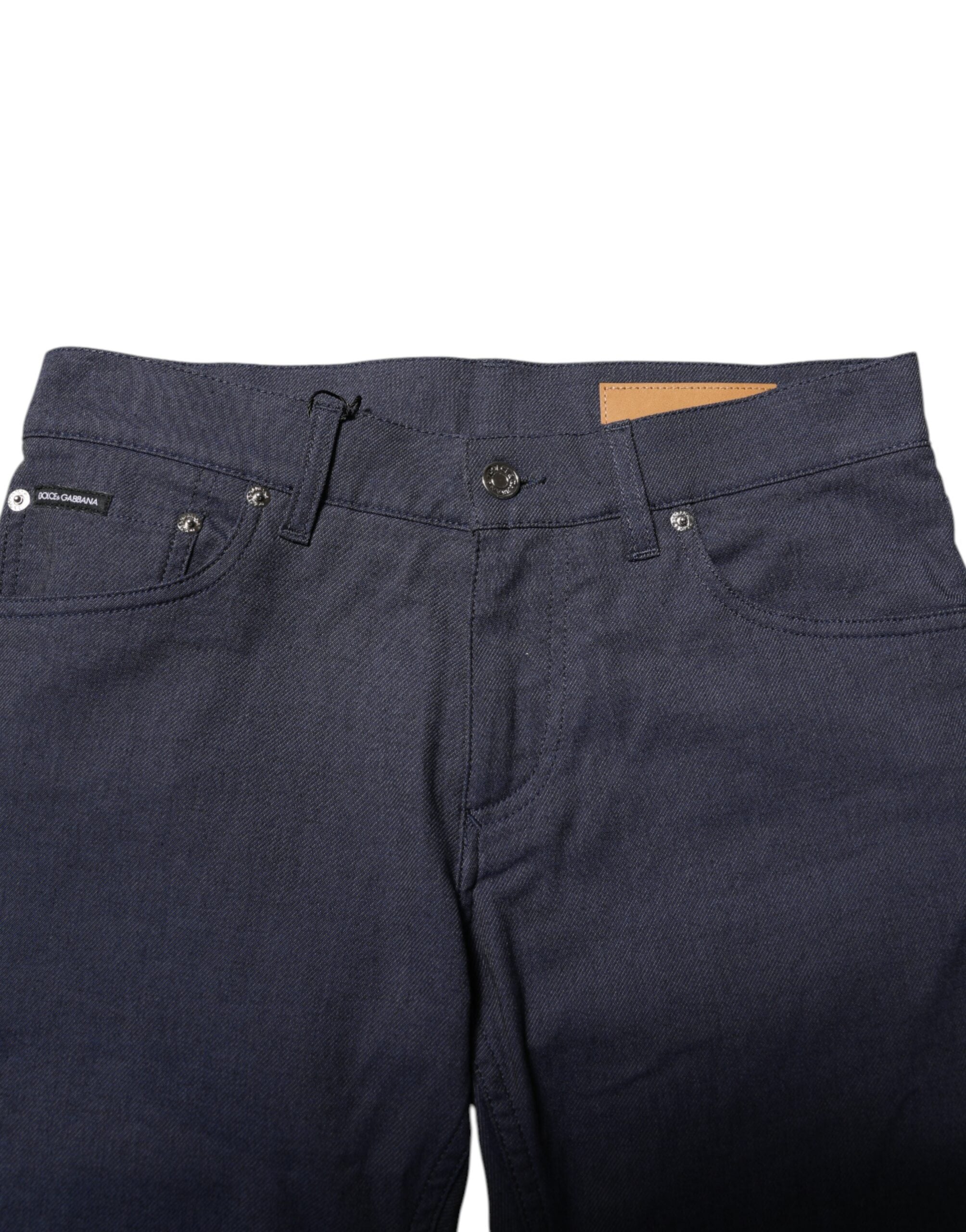 Jeans skinny en denim coton bleu foncé de Dolce & Gabbana, détail de la coupe ajustée et de la texture du tissu.