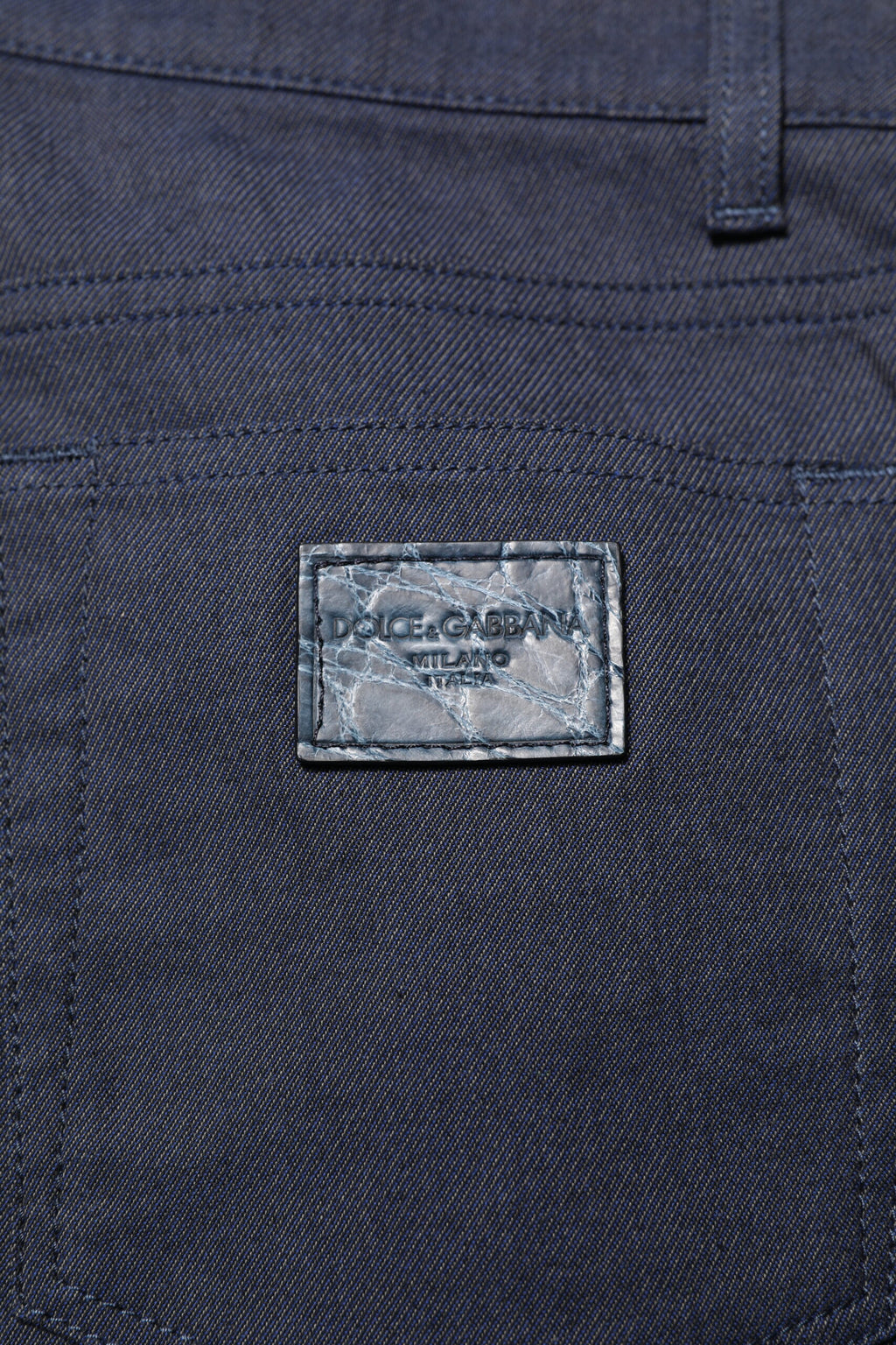Jeans slim en denim en coton bleu foncé de Dolce & Gabbana, vue de face, détails modernes et coupe ajustée.