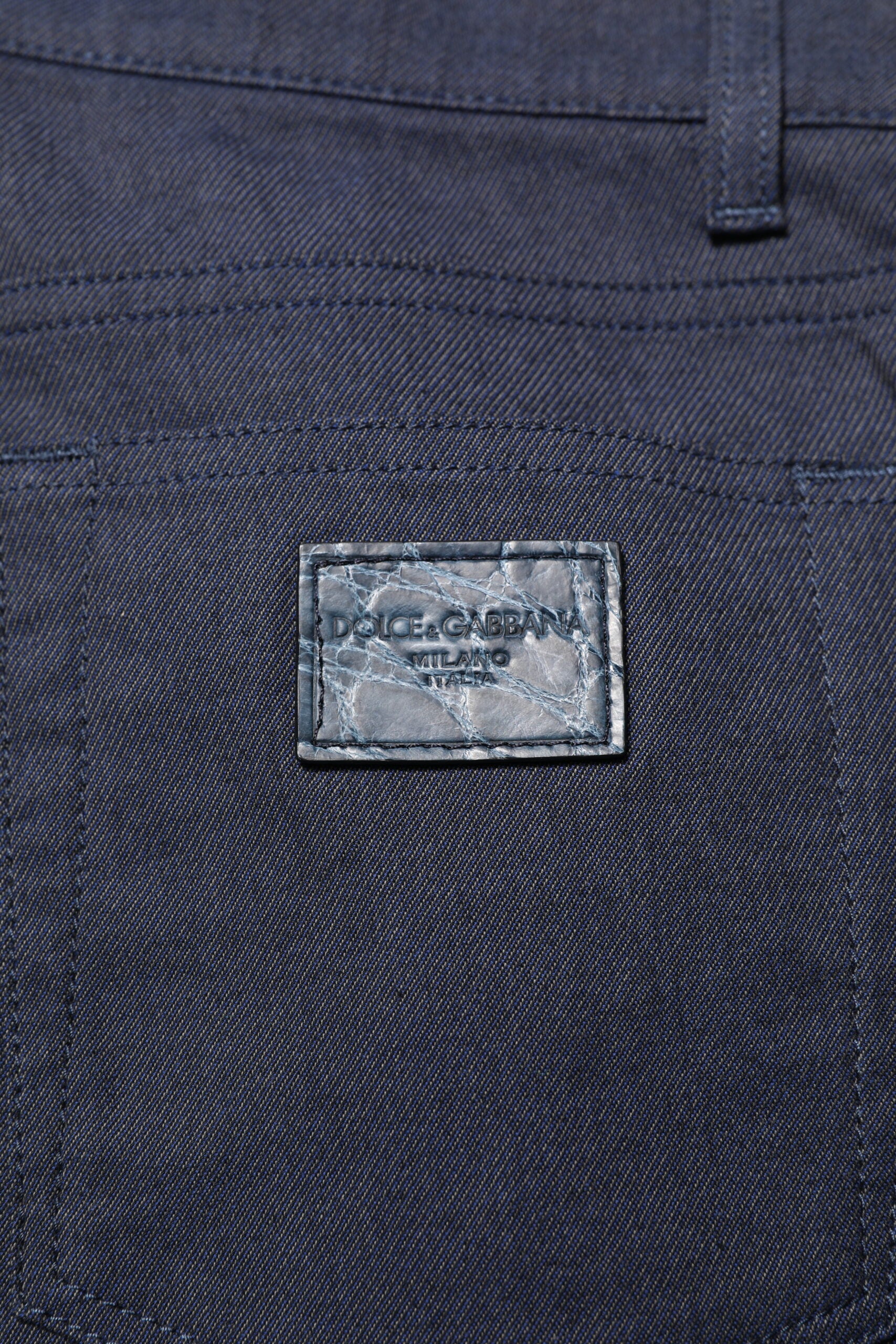 Jeans slim en denim en coton bleu foncé de Dolce & Gabbana, vue de face, détails modernes et coupe ajustée.