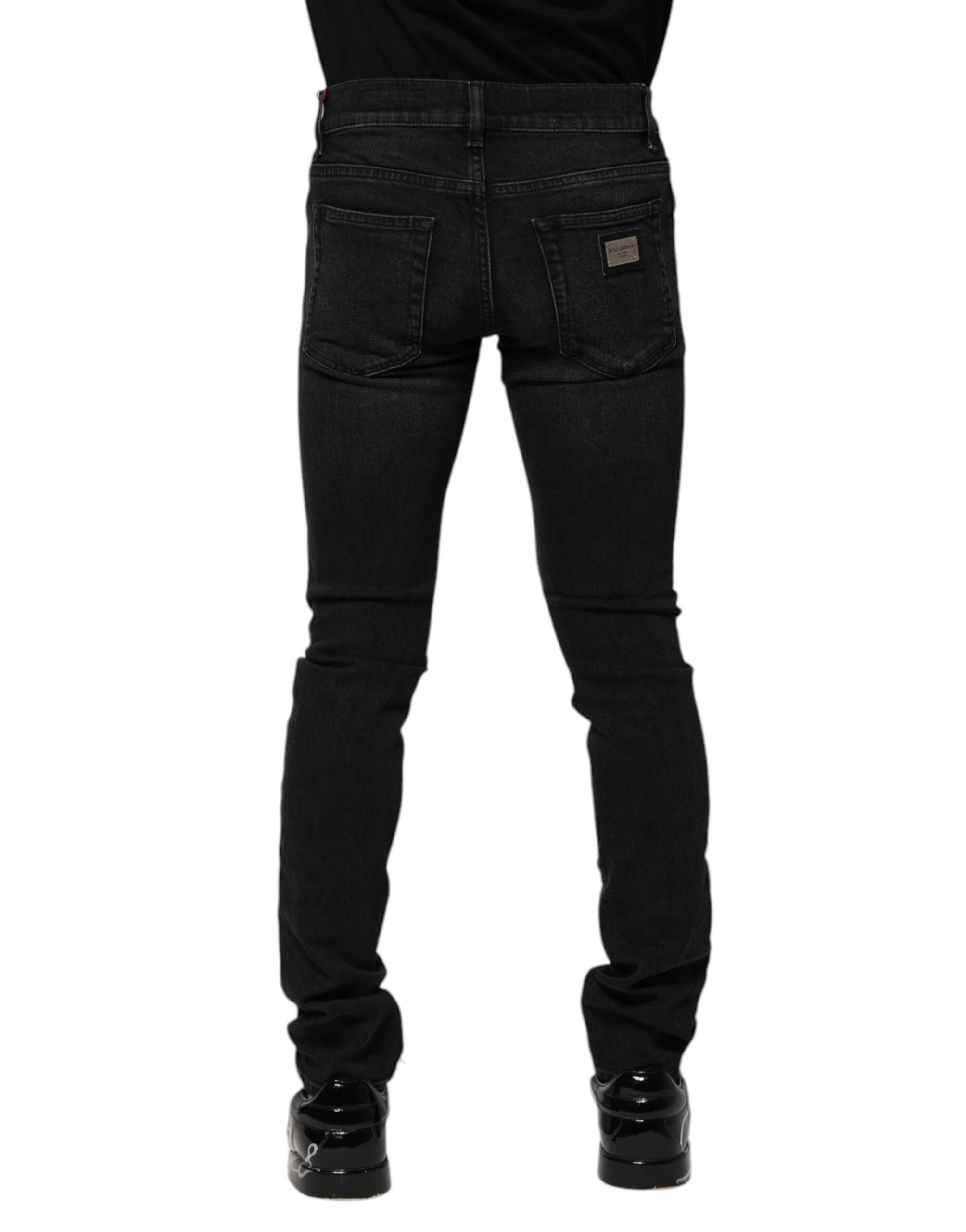 Jeans homme Dolce & Gabbana en coton noir, coupe skinny, denim élégant avec détails modernes.