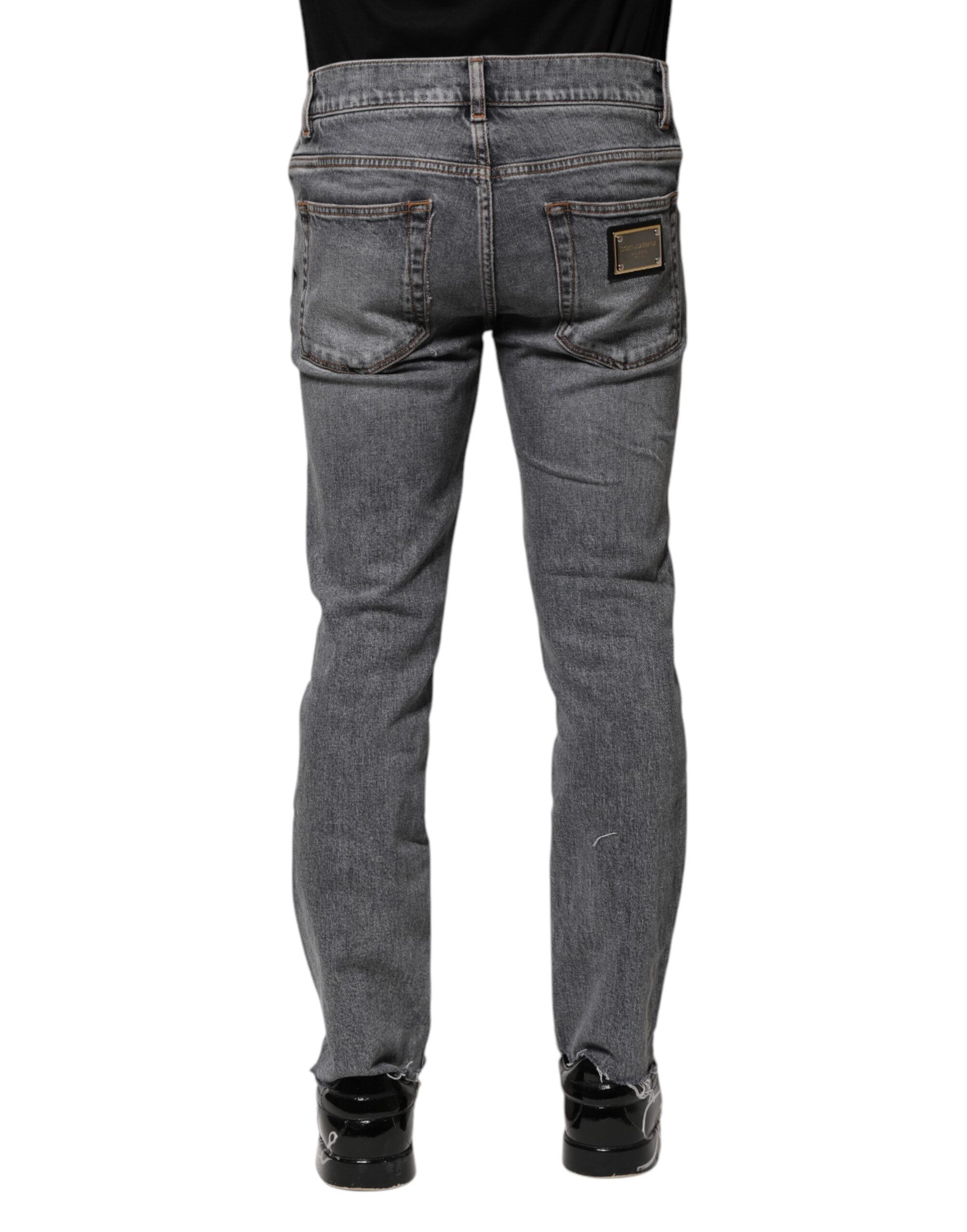 Jeans skinny en coton gris de Dolce & Gabbana pour homme, denim ajusté et tendance, visible en gros plan dans l'image.