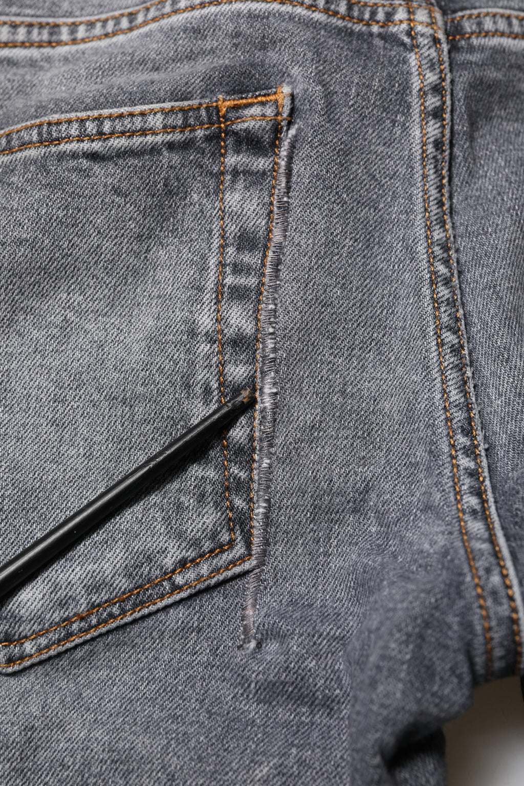 Jeans slim en coton gris de Dolce & Gabbana pour homme, denim ajusté et élégant, visible sur l'image.