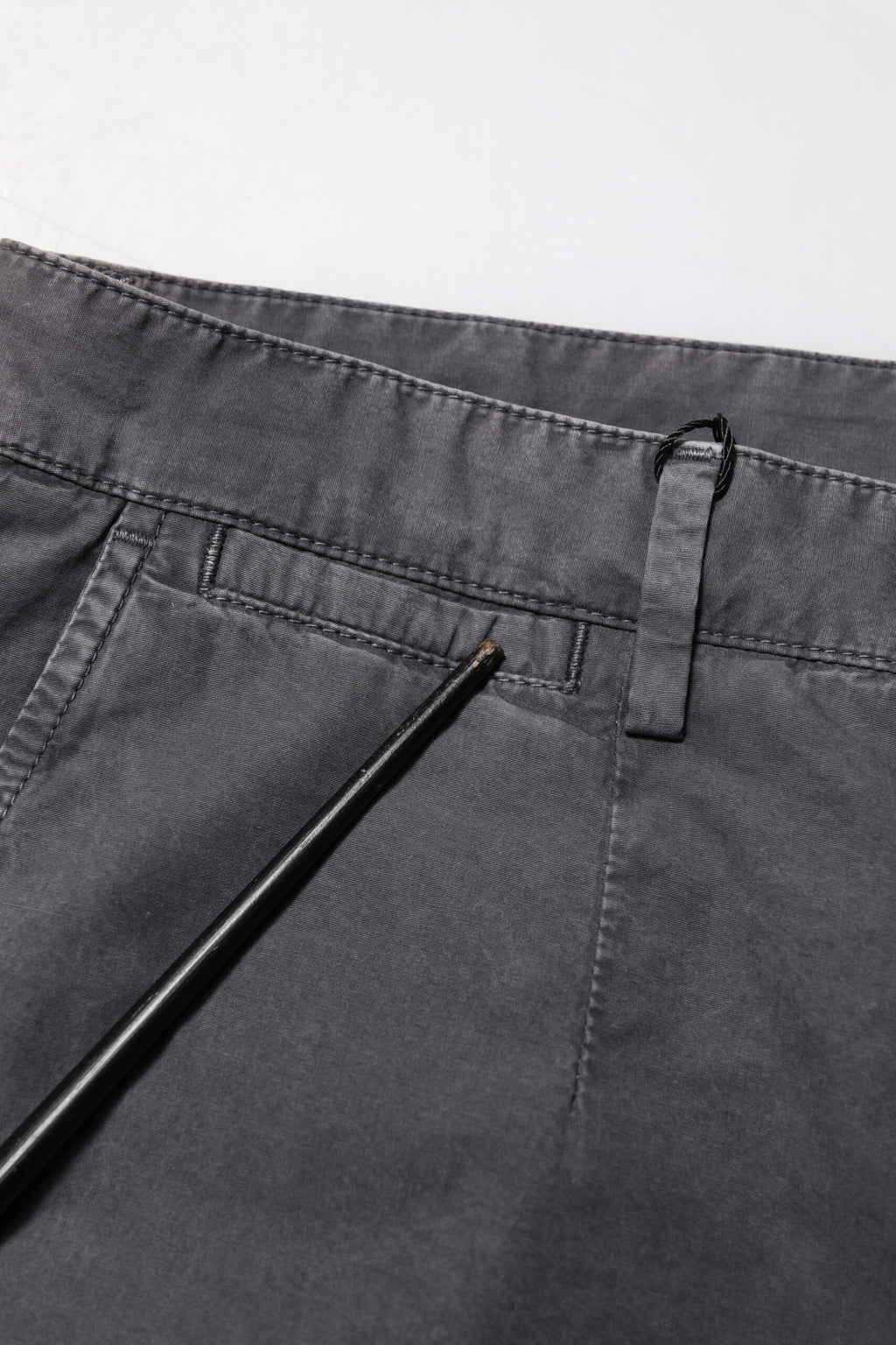 Shorts bermuda en denim extensible gris foncé de Dolce & Gabbana, coton, style décontracté et élégant.