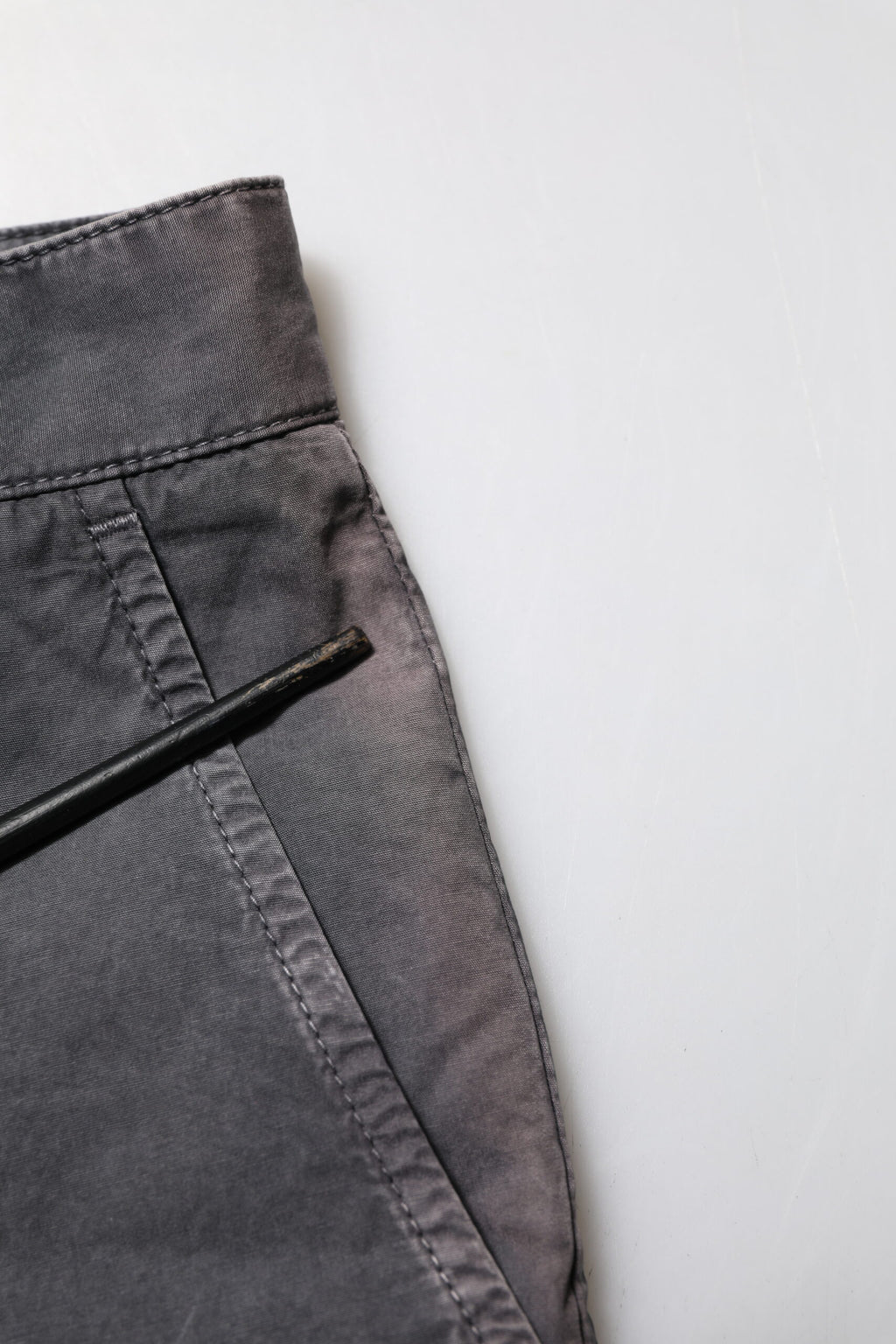 Shorts bermuda en denim extensible en coton gris foncé de Dolce & Gabbana, vue de face.
