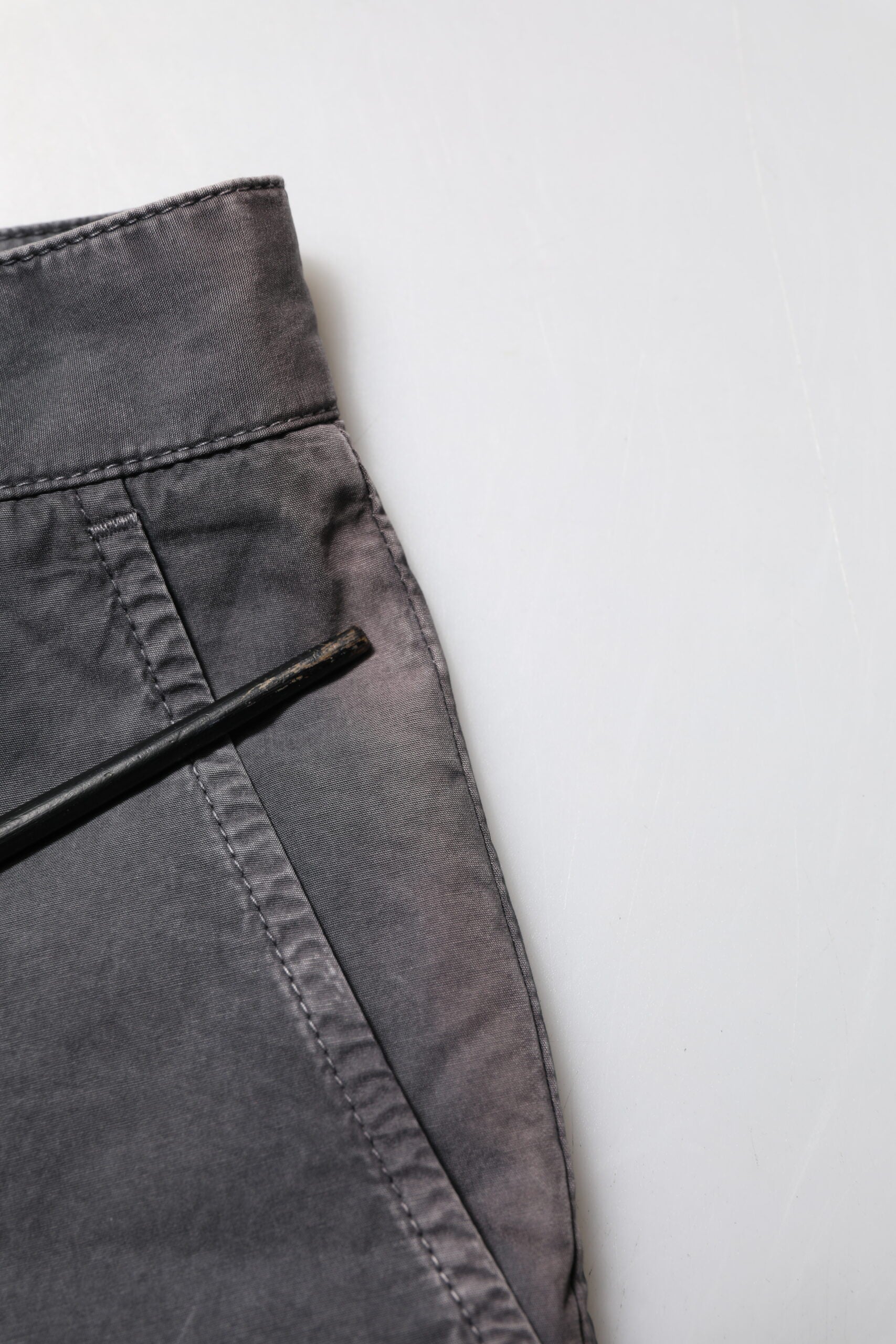 Shorts bermuda en denim extensible en coton gris foncé de Dolce & Gabbana, vue de face.
