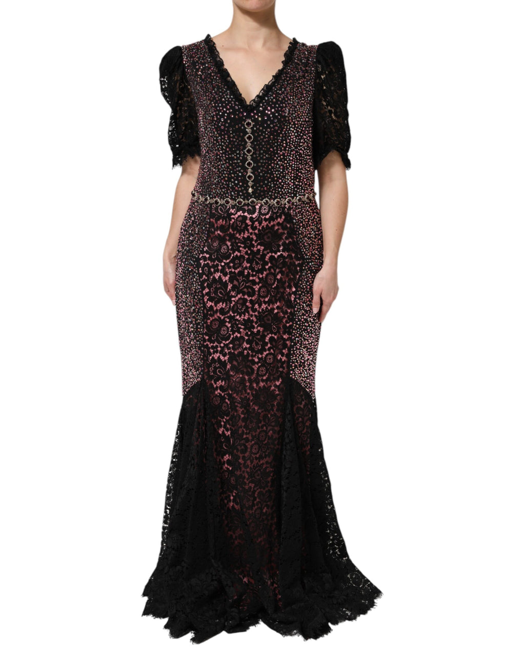 Robe sirène Dolce & Gabbana multicolore ornée de broderies et de bijoux, longue et élégante, portée par une mannequin.