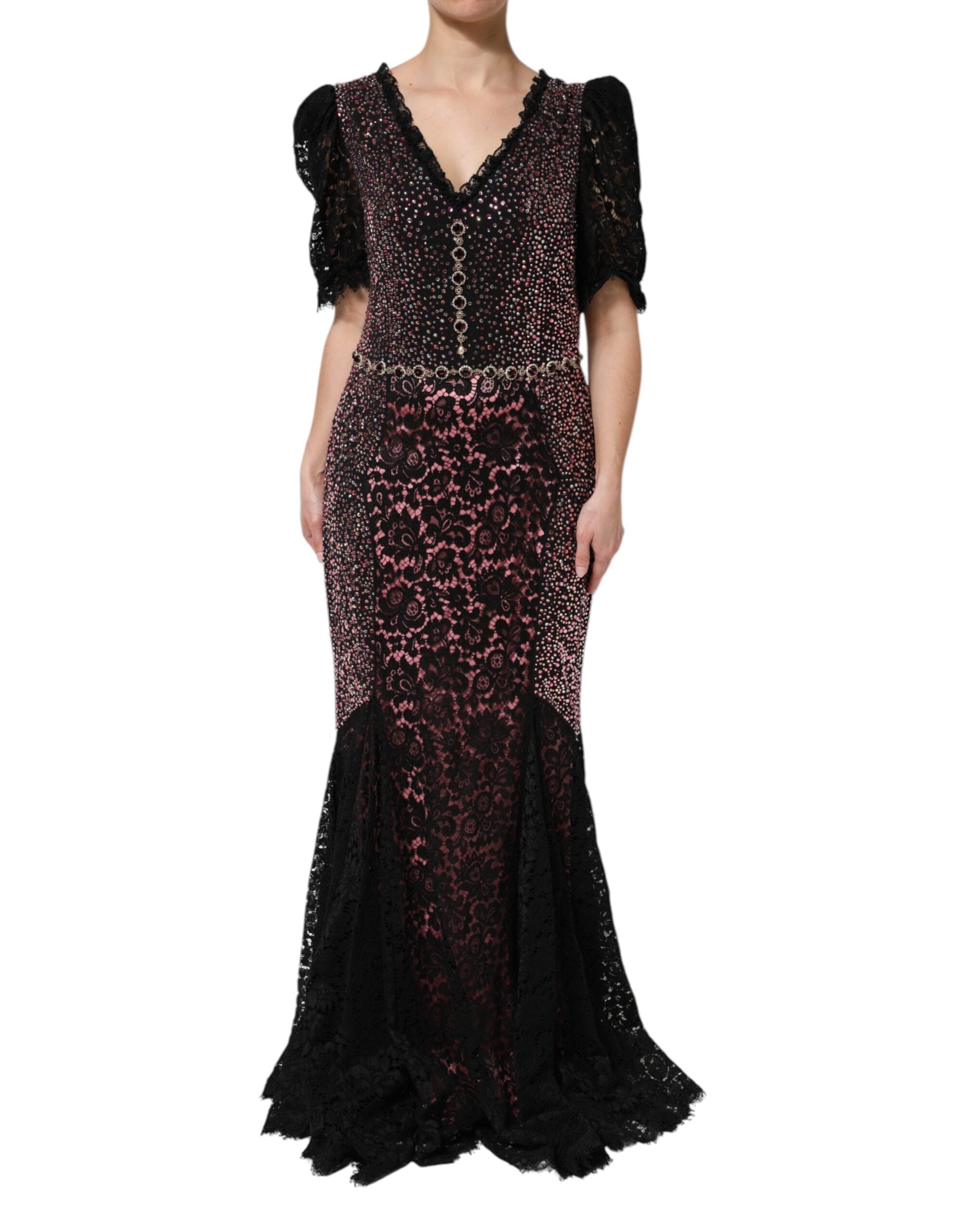 Robe sirène Dolce & Gabbana multicolore ornée de broderies et de bijoux, longue et élégante, portée par une mannequin.