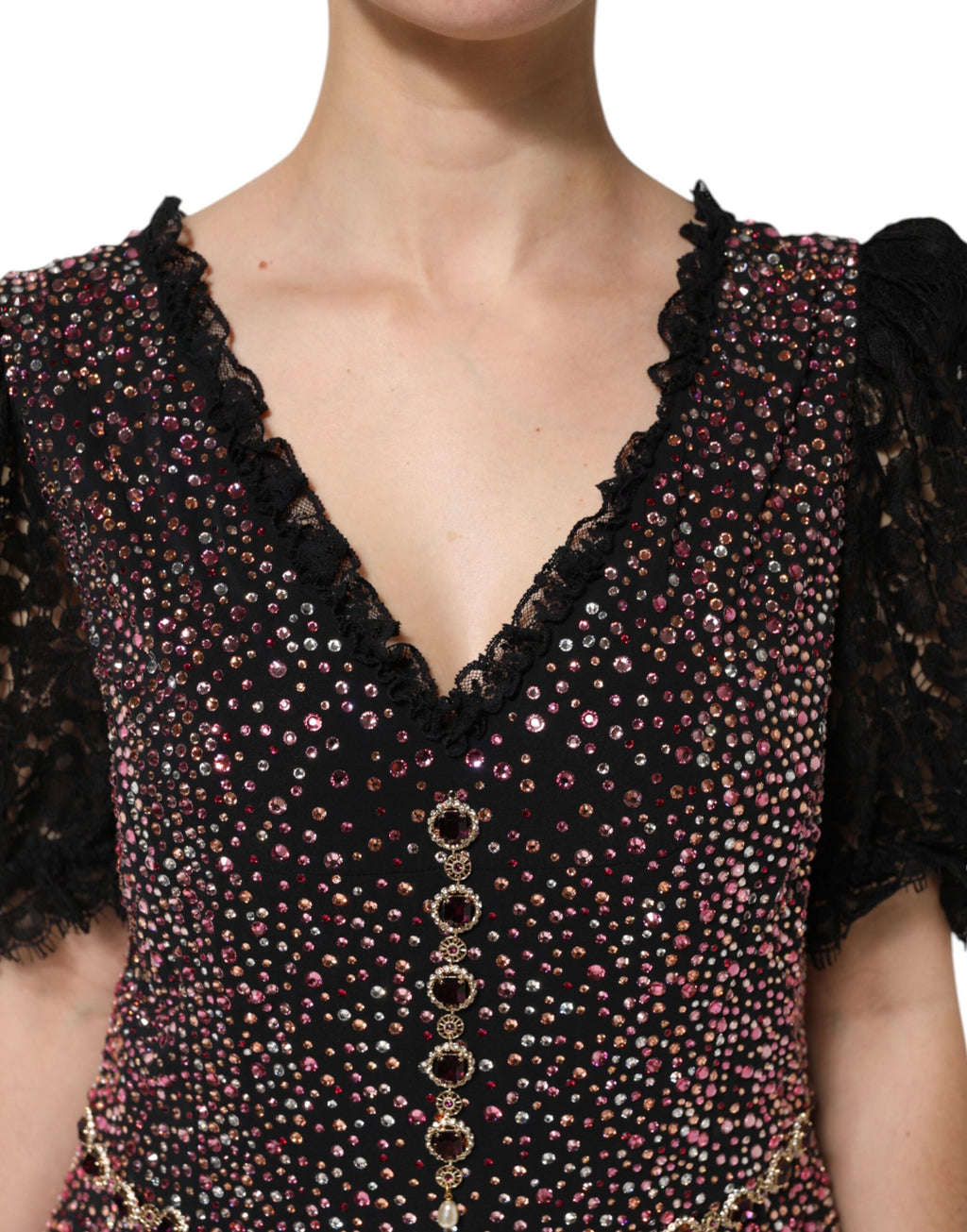 Robe de soirée sirène Dolce & Gabbana colorée ornée de broderies et embellissements, mettant en valeur la silhouette élégante.
