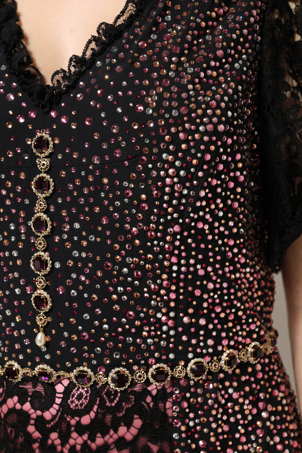 Robe de sirène Dolce & Gabbana multicolore ornée de broderies et d'embellissements, avec un design élégant et sophistiqué.