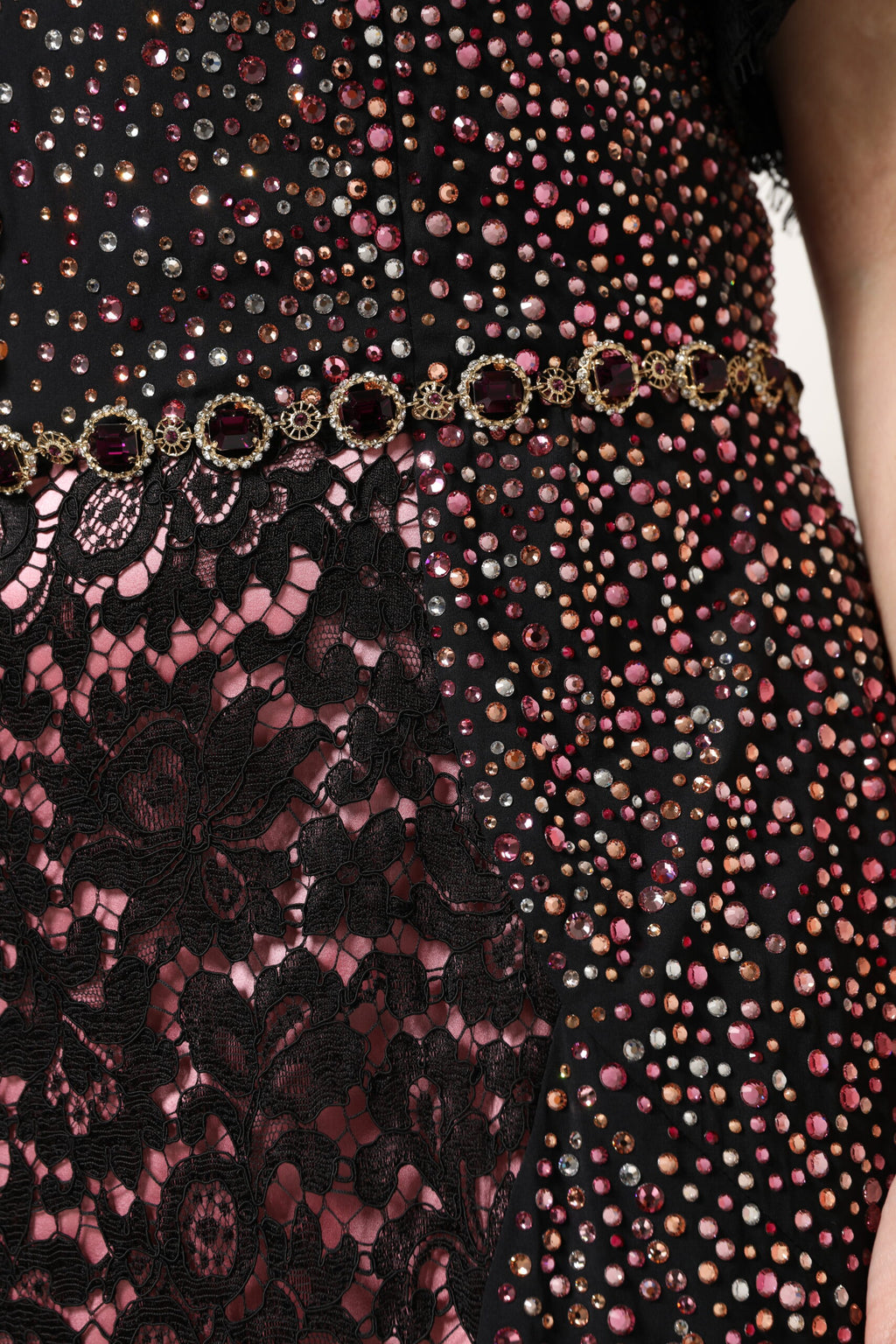 Robe sirène multicolore Dolce & Gabbana ornée de broderies et d embellissements, élégante et sophistiquée.