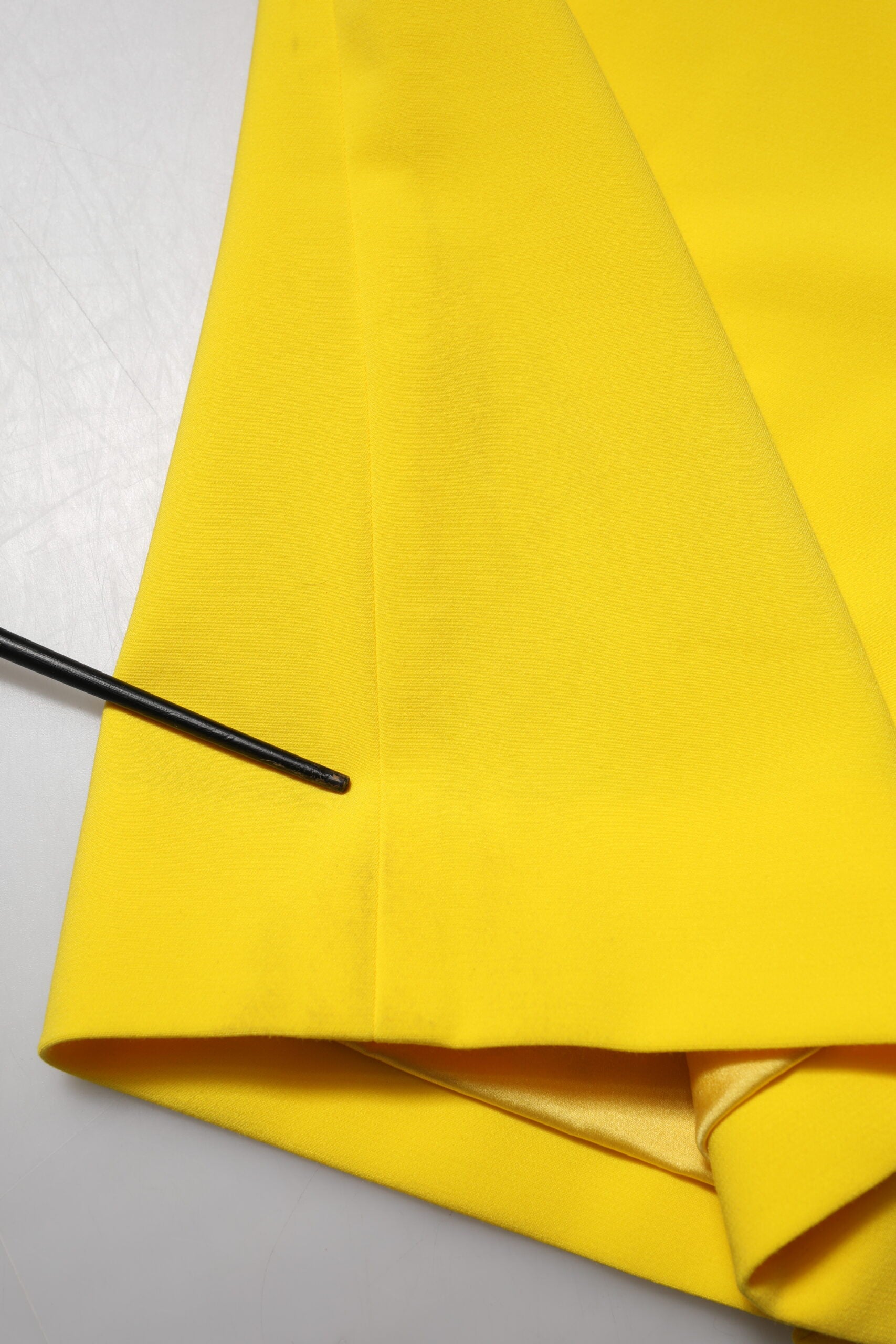 Robe midi sans manches en polyester jaune de Dolce & Gabbana, coupe ajustée et élégante, vue de face sur fond blanc