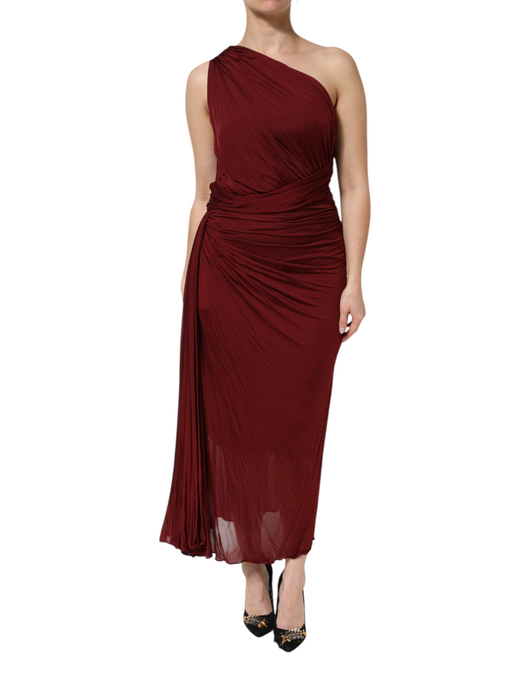 Robe midi rouge en viscose Dolce & Gabbana à une épaule, coupe ajustée et élégante, portée en soirée ou pour une occasion spéciale.