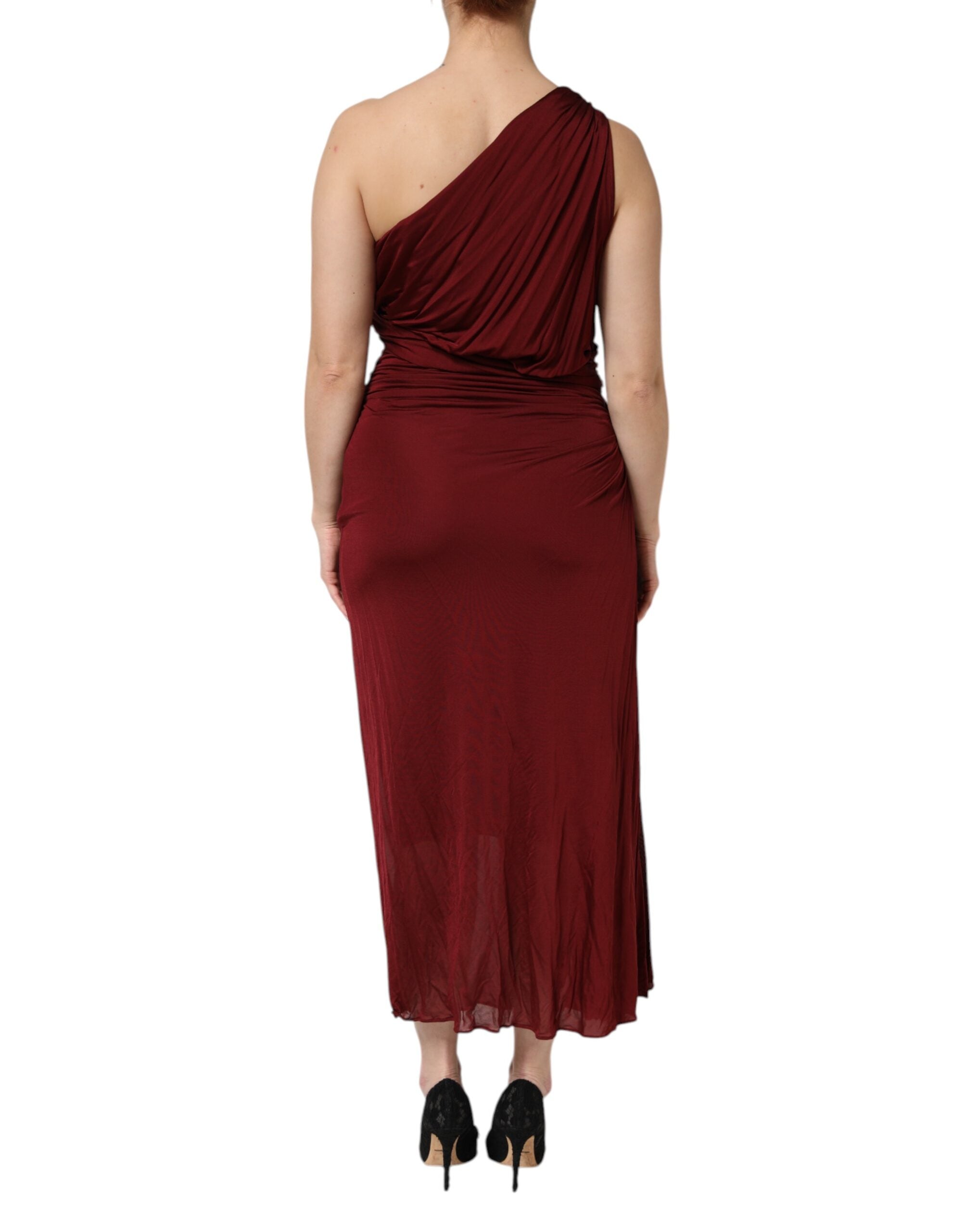 Robe midi rouge en viscose Dolce & Gabbana, ajustée, avec une épaule, élégante et sophistiquée, portée sur un mannequin.