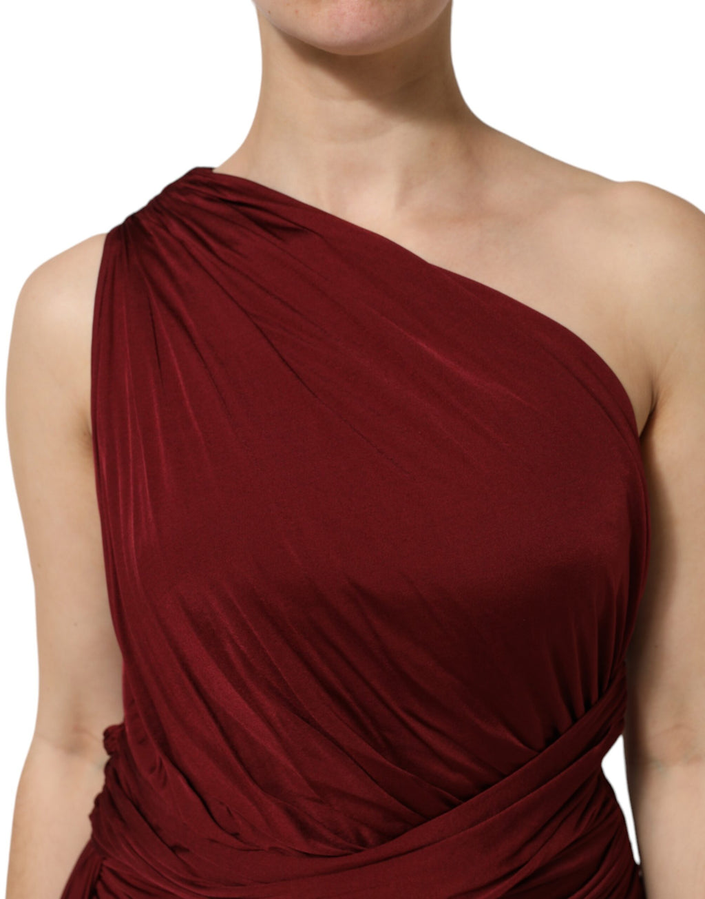 Robe midi rouge en viscose Dolce & Gabbana, ajustée et une épaule, élégante et sophistiquée, portée avec style.
