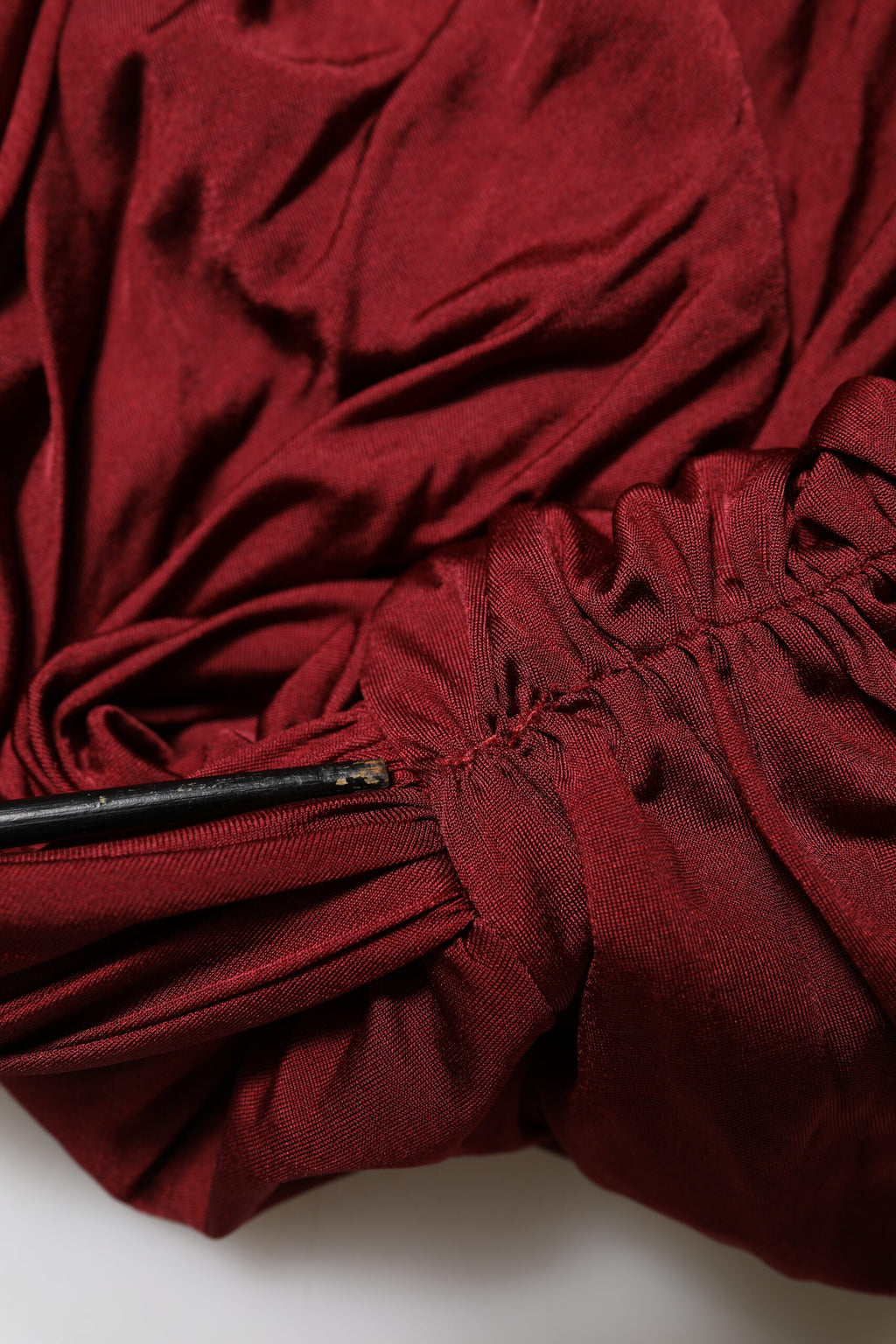 Robe midi rouge en viscose Dolce & Gabbana à une épaule, coupe ajustée et élégante, idéale pour une occasion sophistiquée.