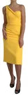 Robe midi jaune à une épaule de Dolce & Gabbana, robe droite avec fente élégante, tissu fluide et style sophistiqué.