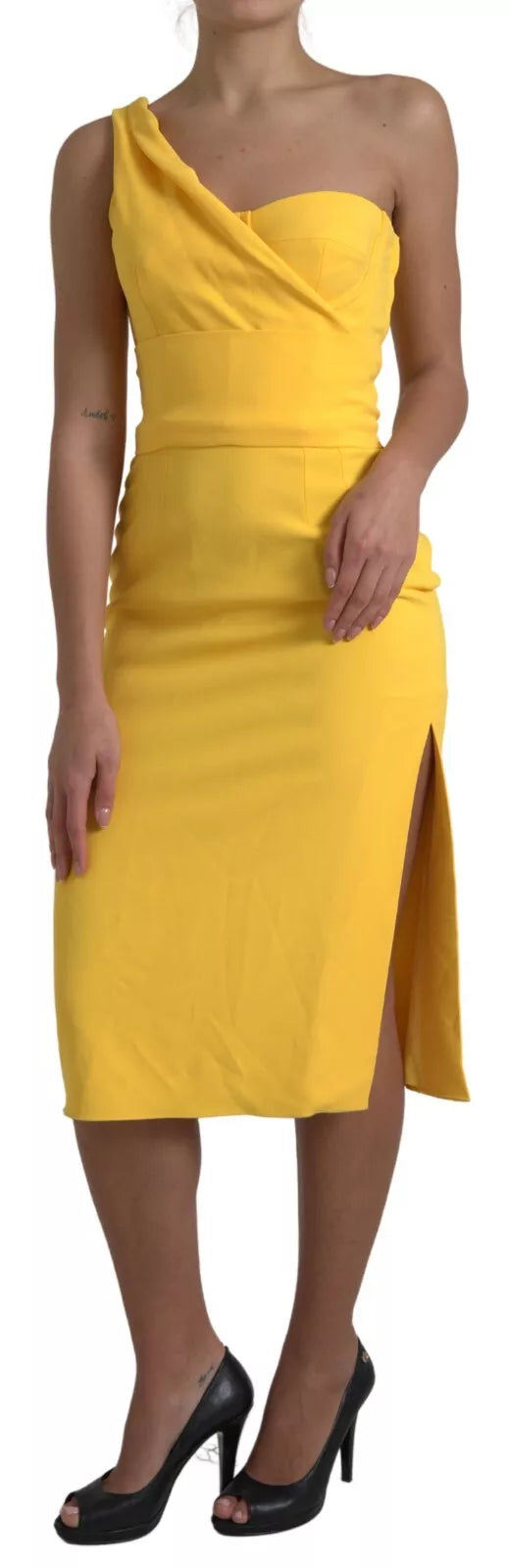Robe midi jaune à une épaule Dolce & Gabbana, coupe ajustée avec fente élégante, tissu fluide et sophistiqué.