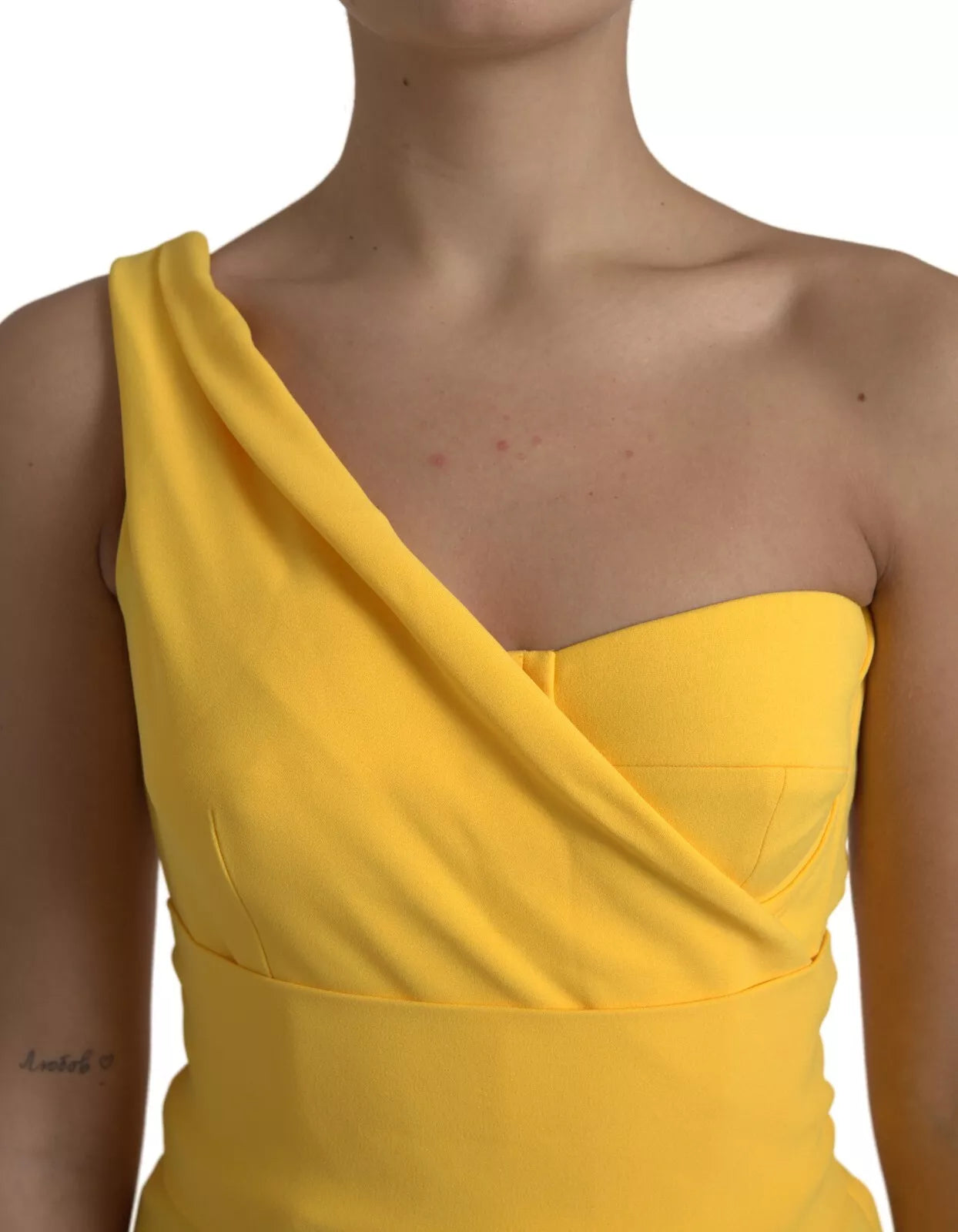 Robe midi jaune à épaules dénudées et fente, robe de soirée Dolce & Gabbana, élégante et sophistiquée.