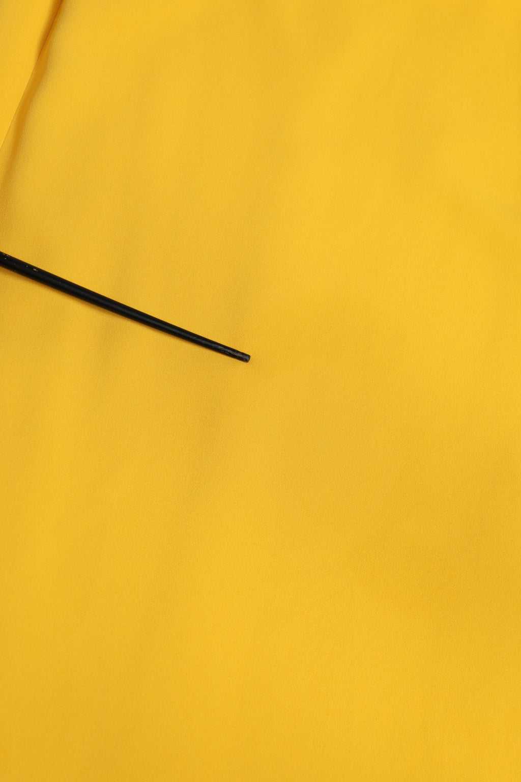 Robe jaune à une épaule de style sirène Dolce & Gabbana avec fente latérale, en tissu élégant et sophistiqué.