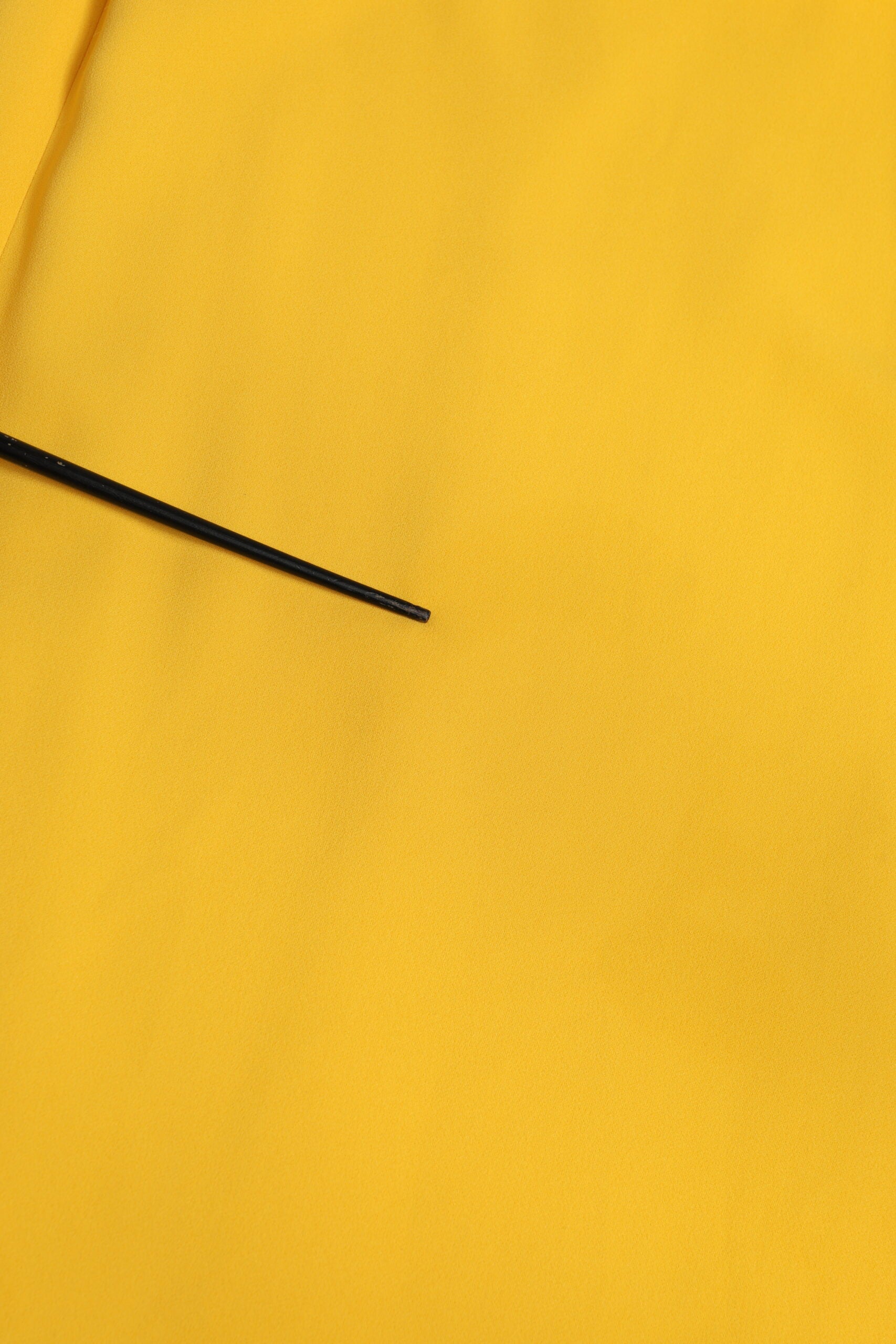 Robe jaune à une épaule de style sirène Dolce & Gabbana avec fente latérale, en tissu élégant et sophistiqué.