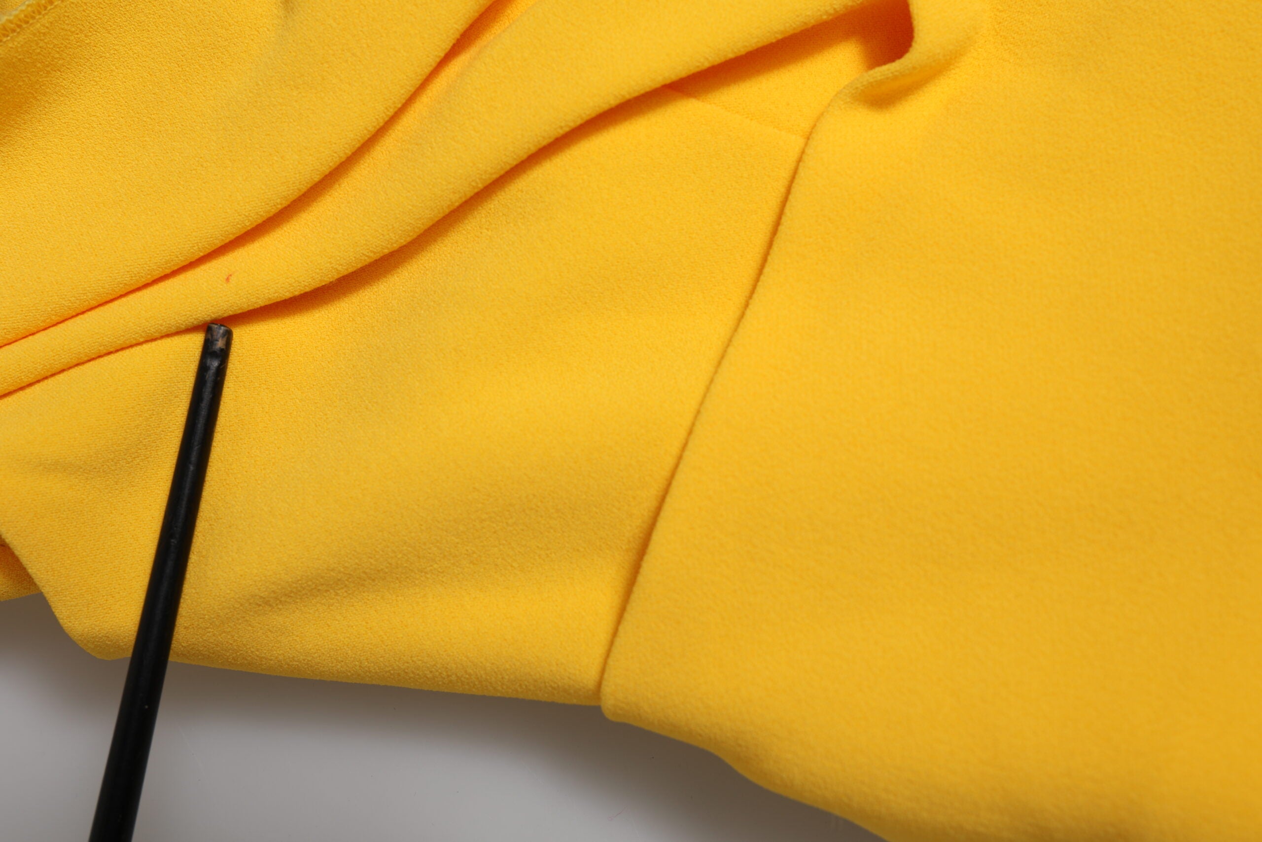 Robe de soirée jaune à une épaule de Dolce & Gabbana, coupe ajustée avec fente latérale élégante, en tissu fluide.