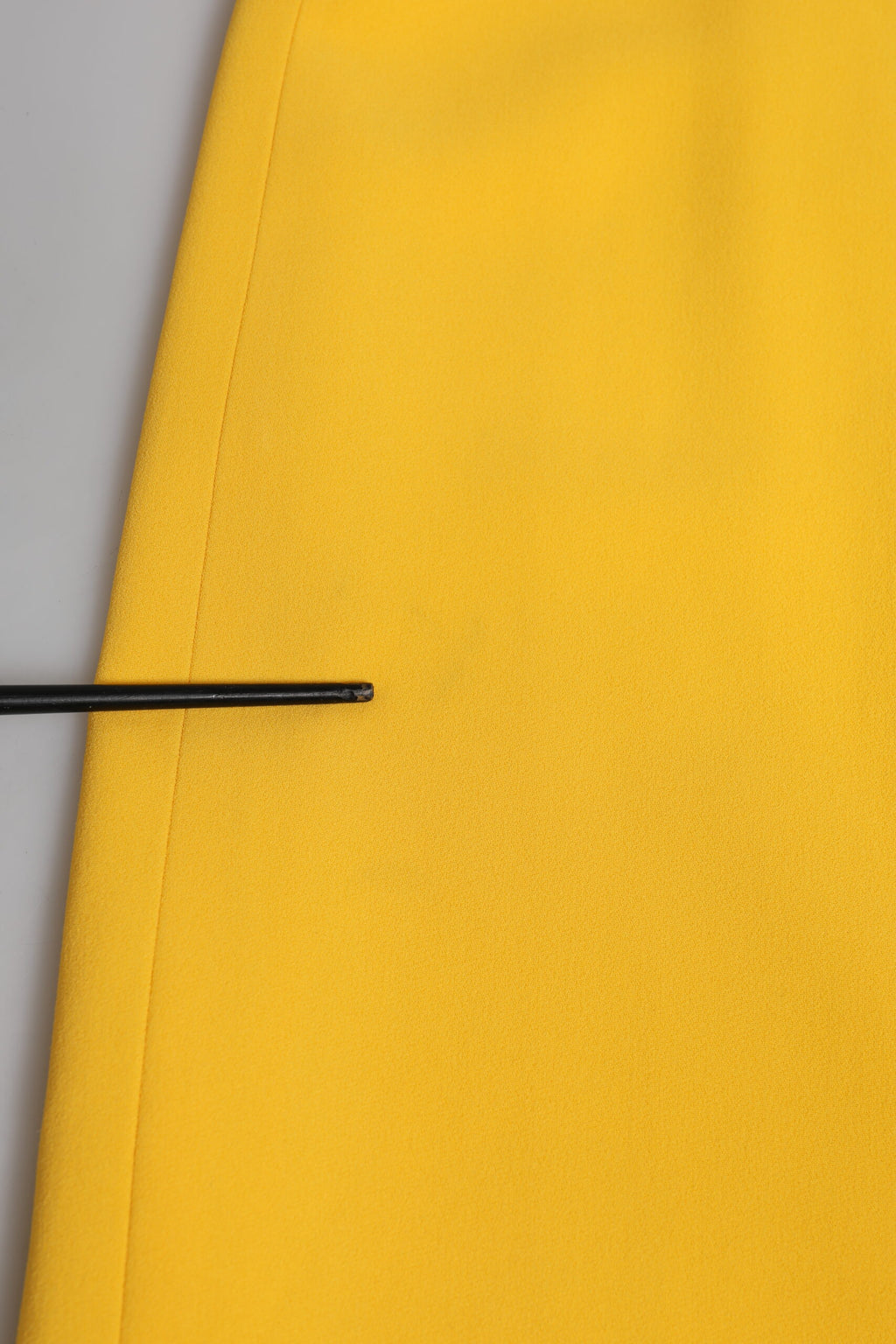 Robe portefeuille jaune à une épaule et fente latérale de Dolce & Gabbana, tissu élégant et coupe flatteuse pour femme.