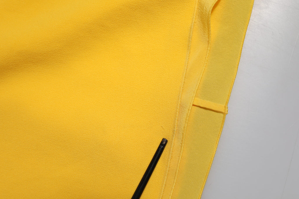 Robe droite jaune à une épaule avec fente latérale, design élégant de Dolce & Gabbana, vue de face.