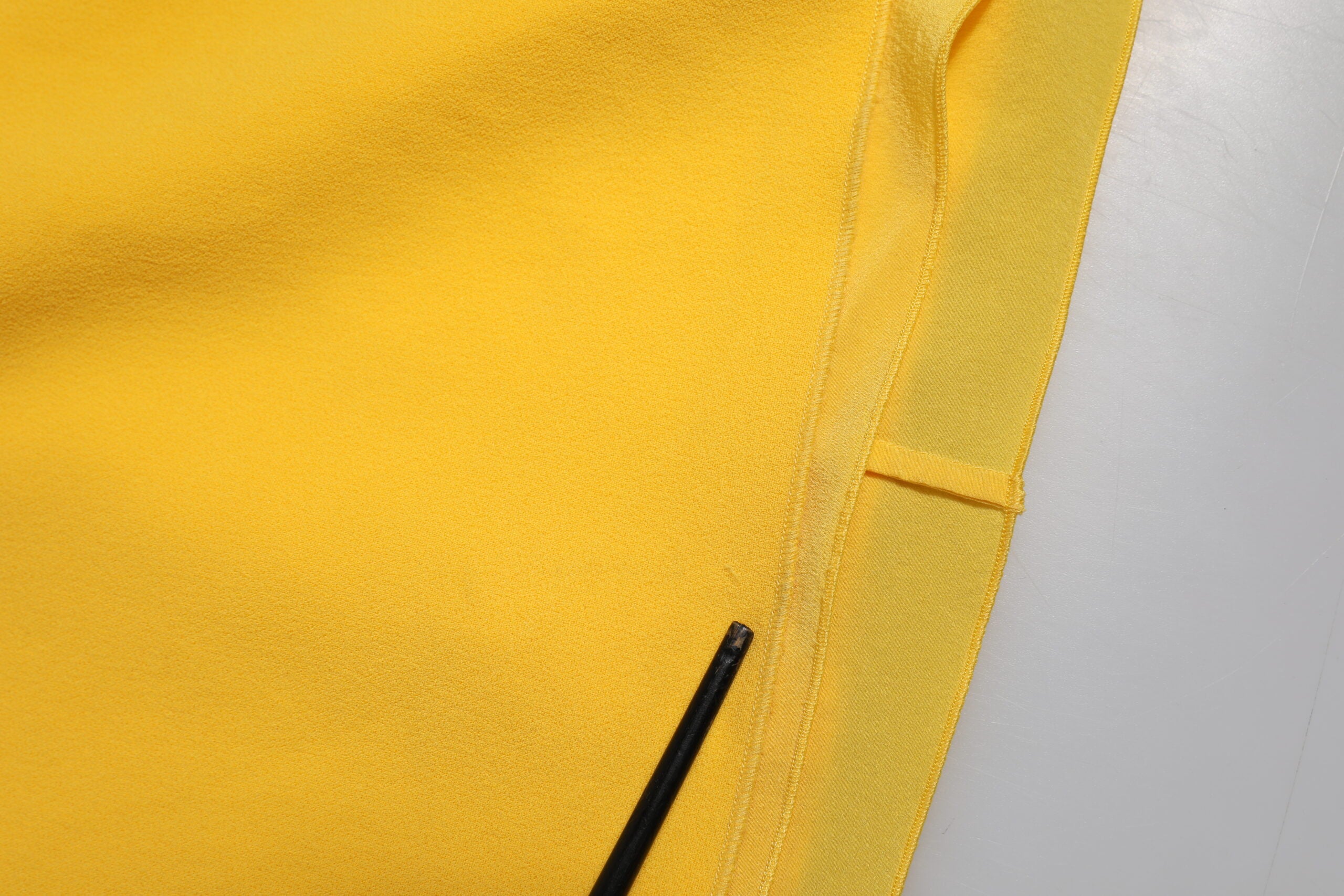 Robe droite jaune à une épaule avec fente latérale, design élégant de Dolce & Gabbana, vue de face.