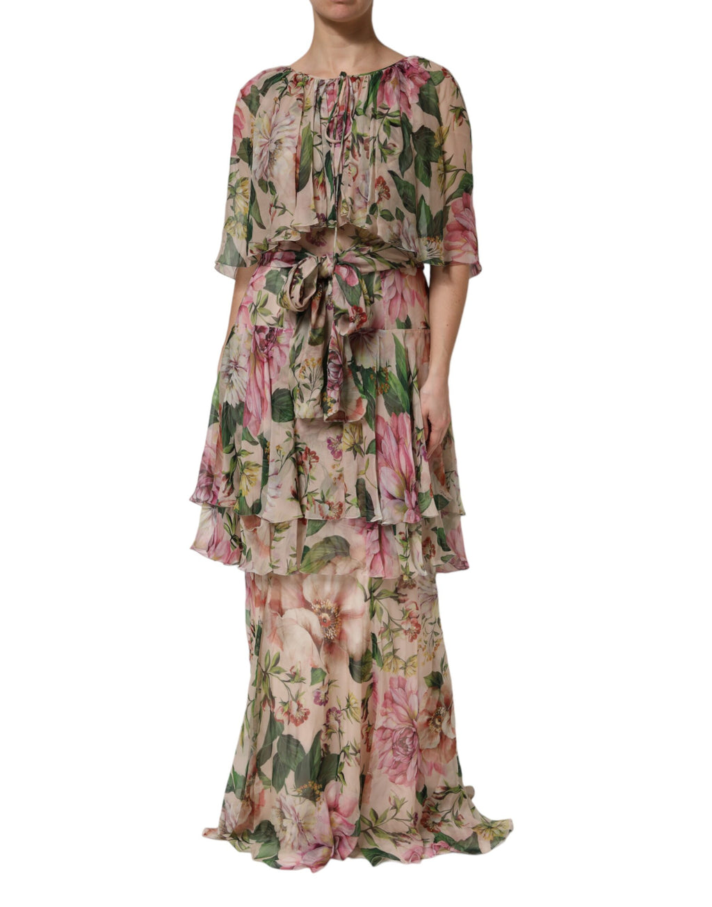 Robe longue à fleurs roses Dolce & Gabbana avec jupe en couches et design élégant, portée en occasion spéciale.