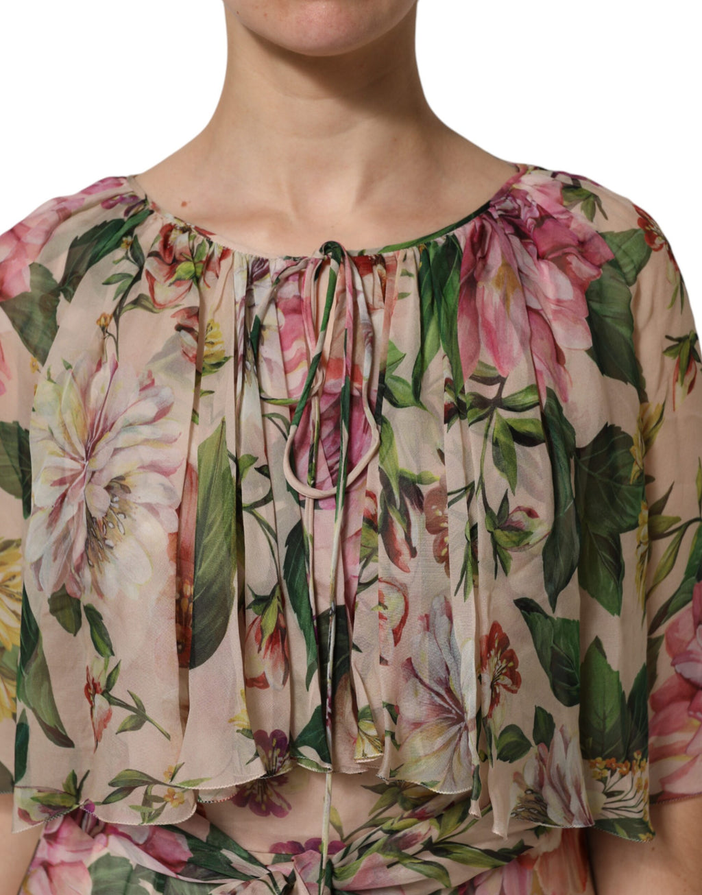 Robe longue à fleurs rose Dolce & Gabbana avec jupe en couches, style élégant et féminin.