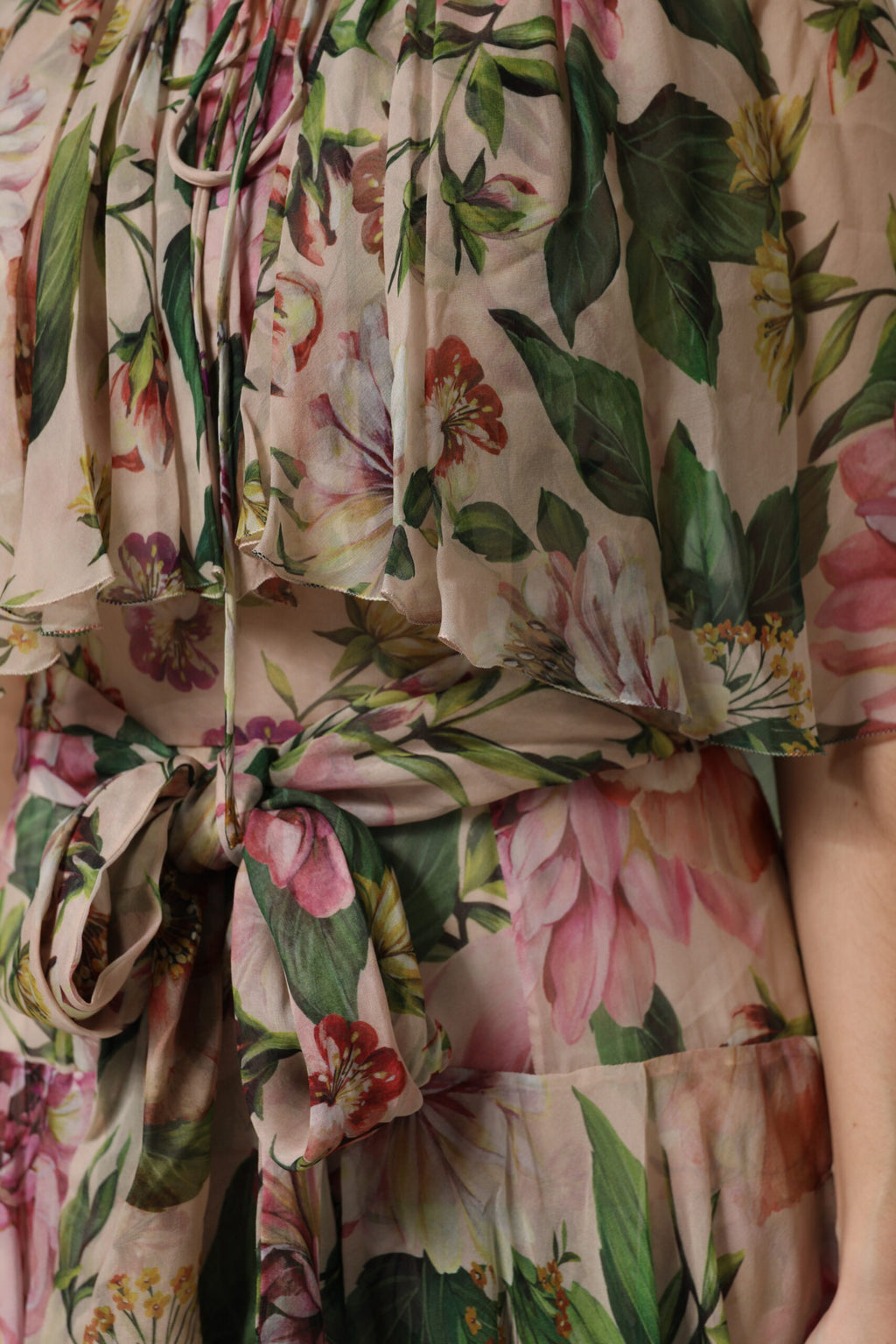 Robe longue à fleurs rose Dolce & Gabbana avec plusieurs couches et coupe fluide, idéale pour une allure élégante et féminine.