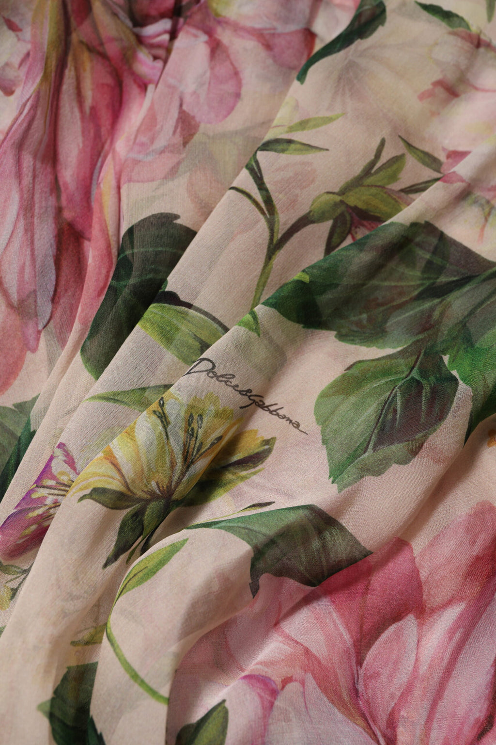 Robe longue à fleurs roses Dolce & Gabbana, robe maxi à plusieurs couches avec design floral coloré.