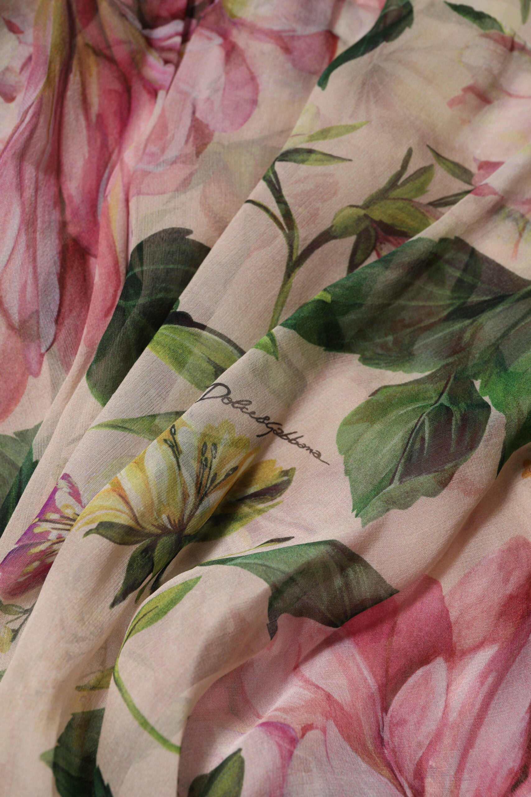 Robe longue à fleurs roses Dolce & Gabbana, robe maxi à plusieurs couches avec design floral coloré.