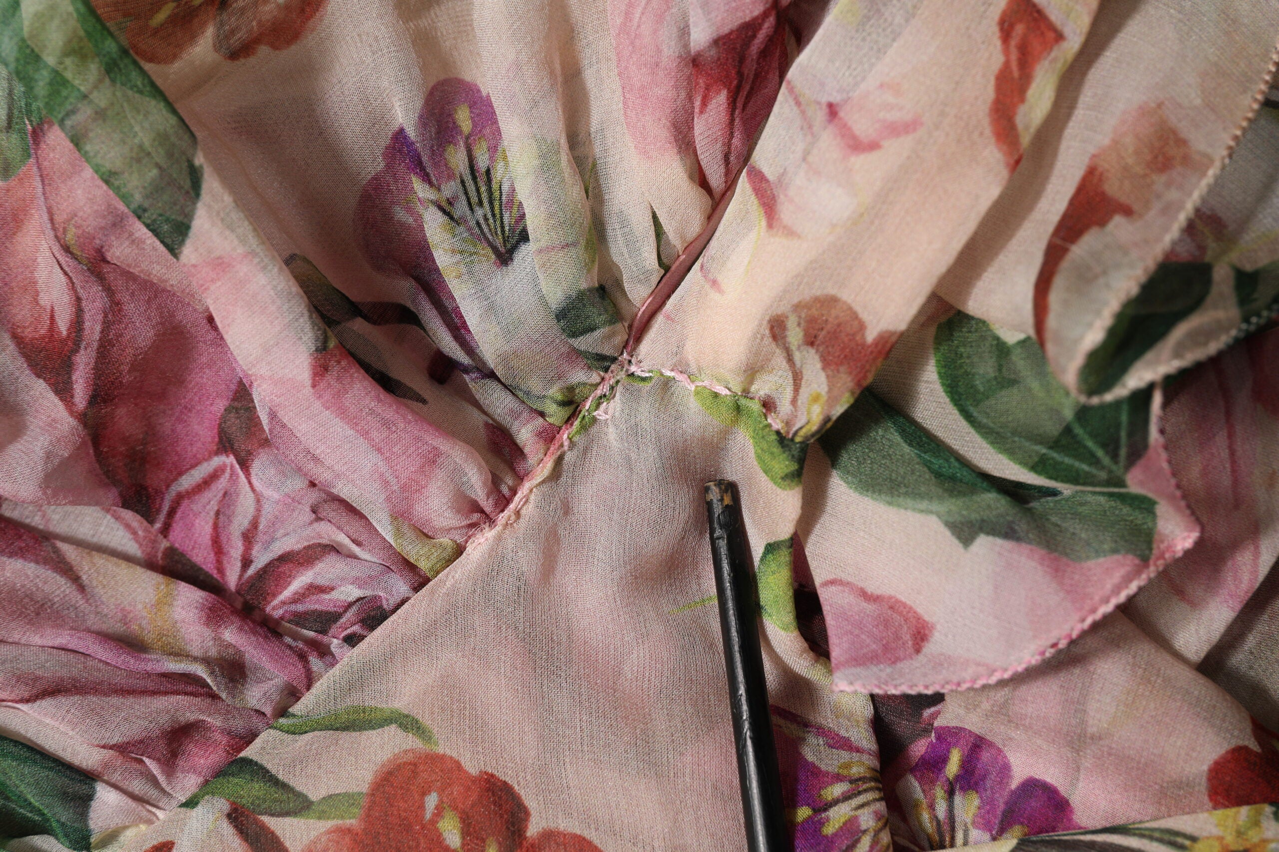 Robe longue à fleurs roses Dolce & Gabbana, robe maxi à plusieurs couches avec motif floral élégant, vue de face.