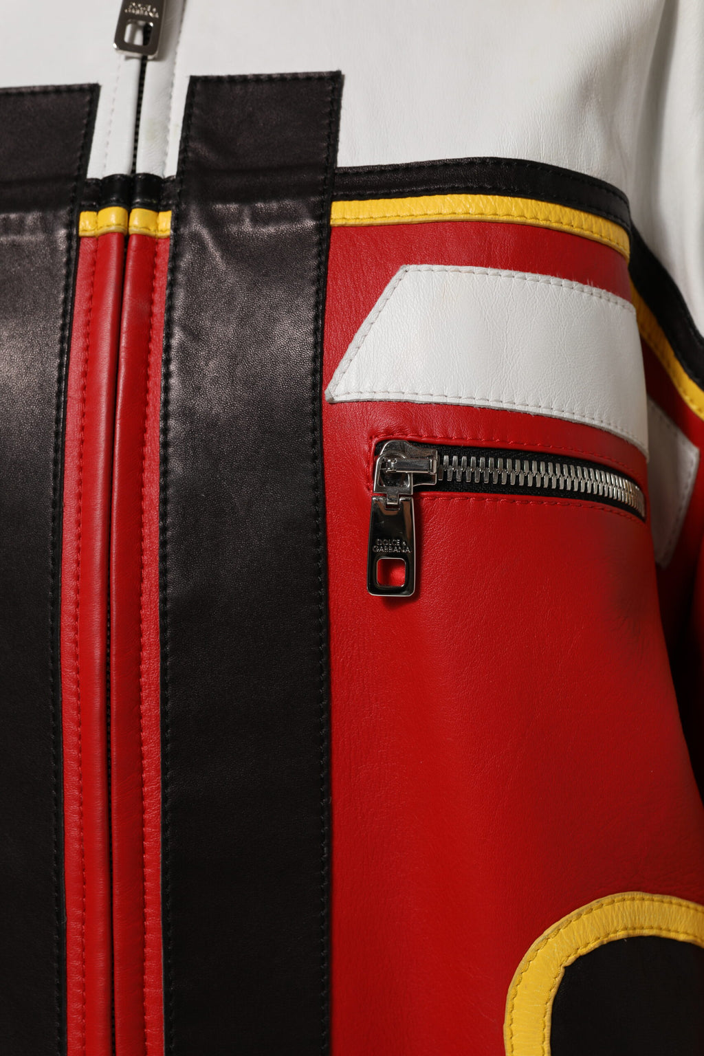 Veste en cuir multicolore Dolce & Gabbana, perfecto biker à zip complet, visible avec détails colorés et style audacieux.