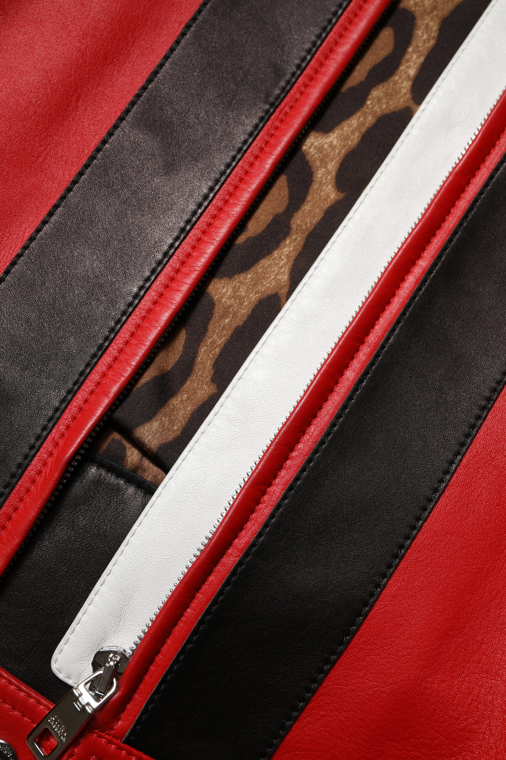 Veste en cuir multicolore de style biker Dolce & Gabbana avec fermeture éclair complète, détails élégants et coupe tendance.