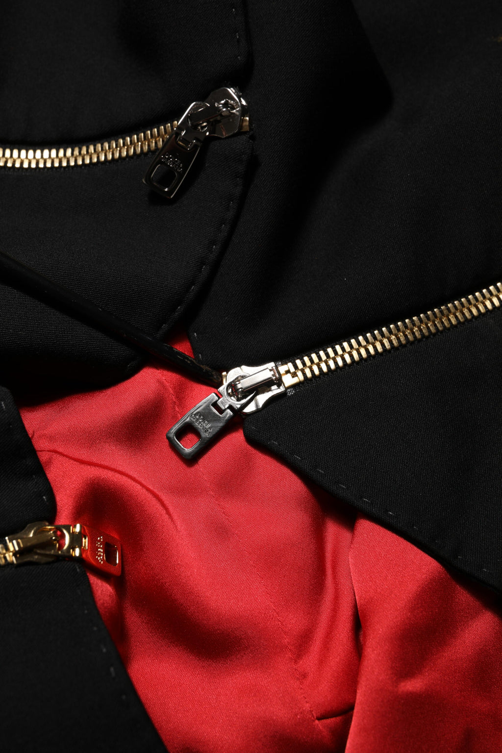 Veste blazer noire en laine Dolce & Gabbana avec fermeture éclair et détails sophistiqués.