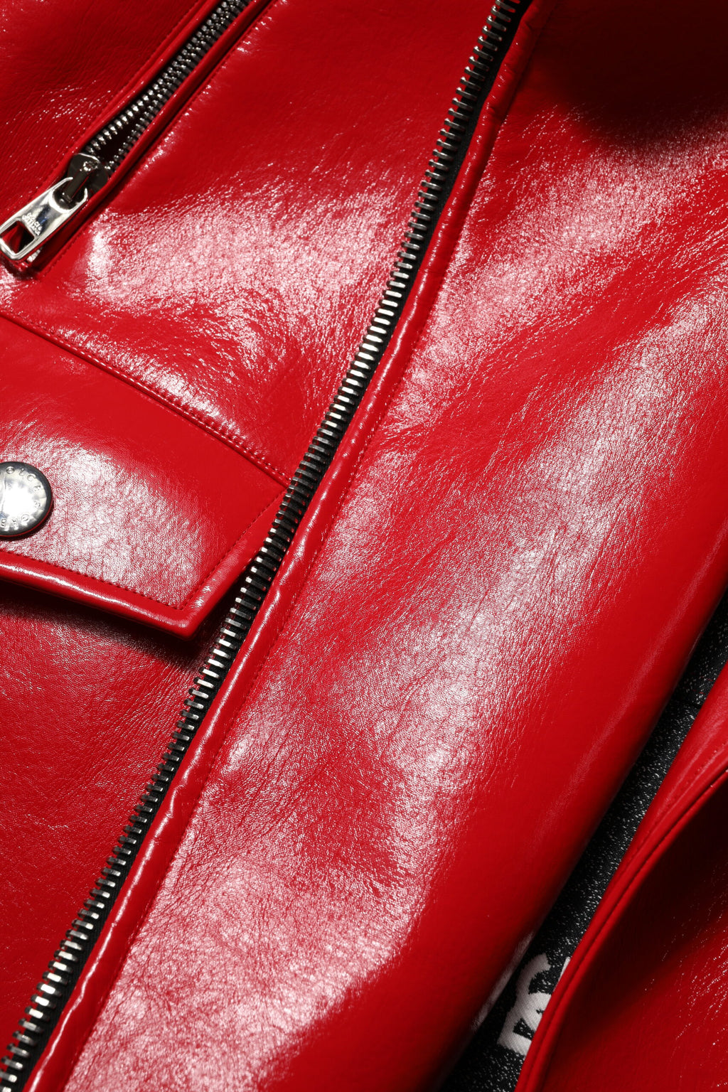 Veste zippée en cuir d'agneau rouge Dolce & Gabbana, coupe ajustée et détails élégants, vue de face.
