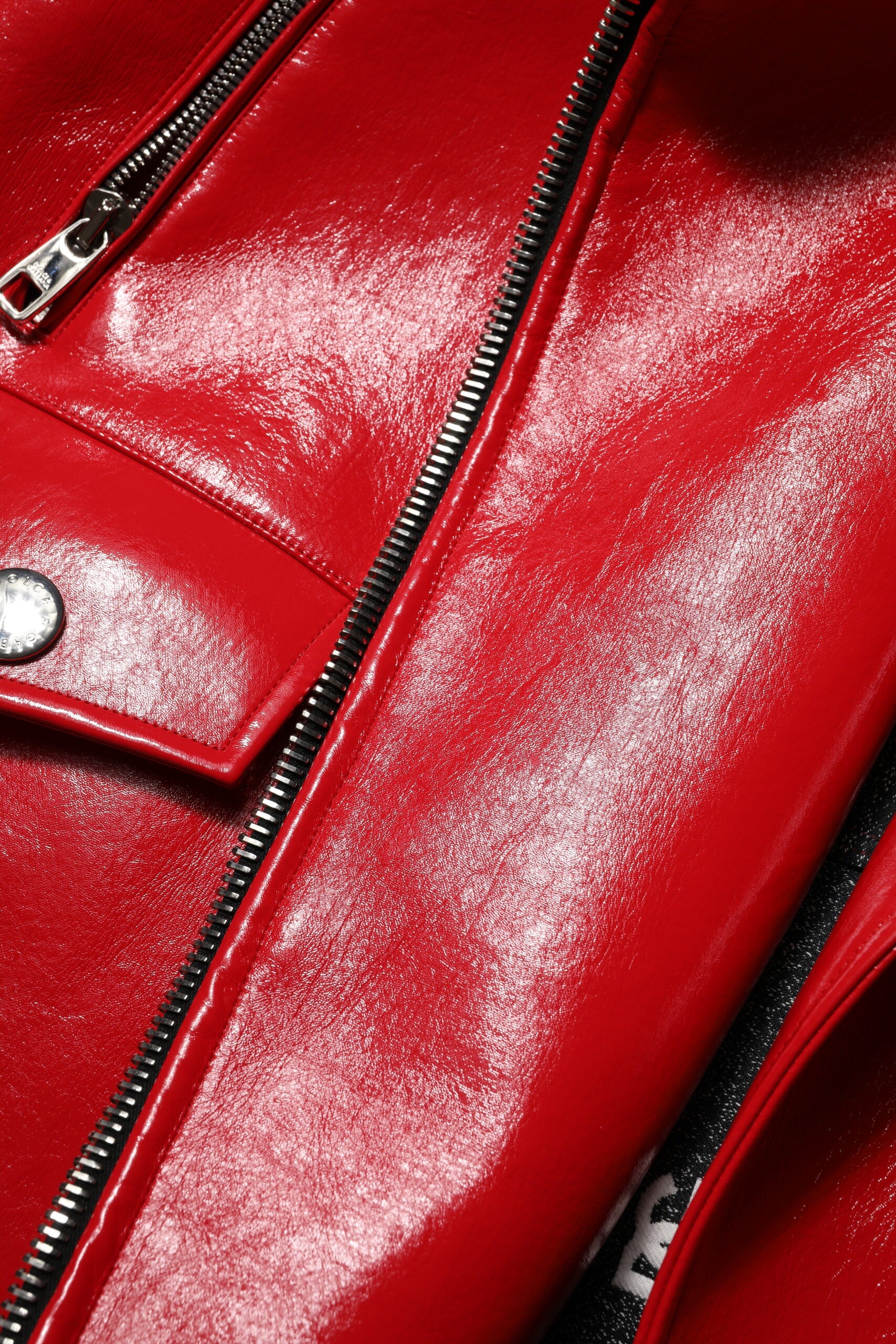Veste zippée en cuir d'agneau rouge Dolce & Gabbana, coupe ajustée et détails élégants, vue de face.