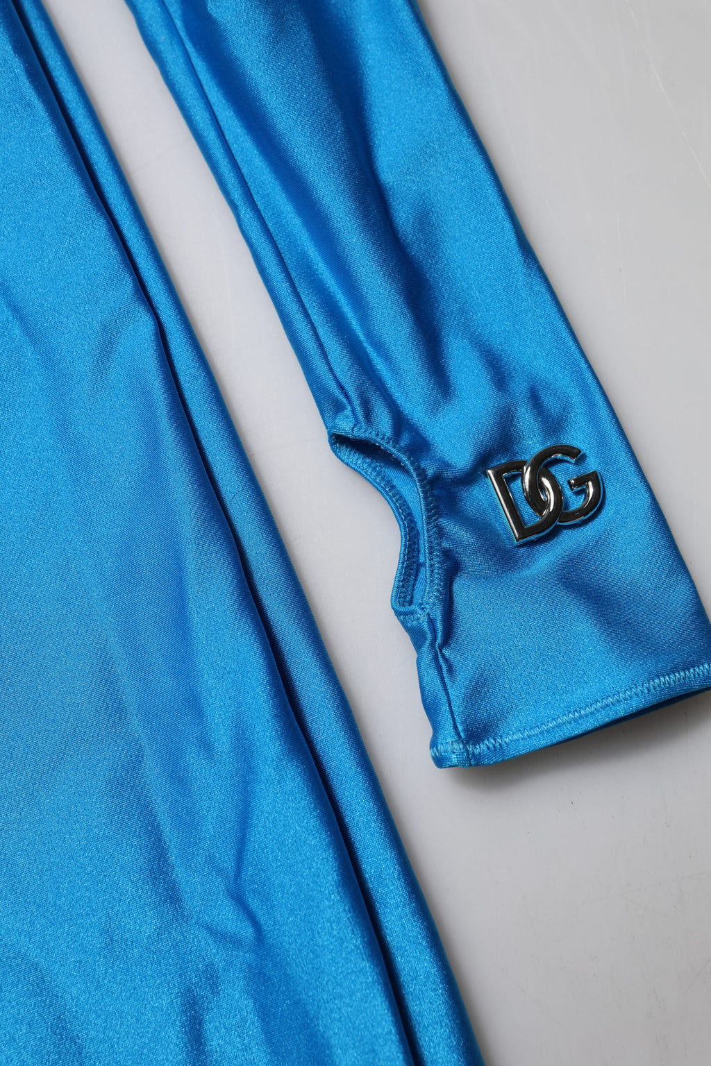 Combinaison moulante en nylon bleu de Dolce & Gabbana avec col roulé, élégante et ajustée, visible sur le mannequin.