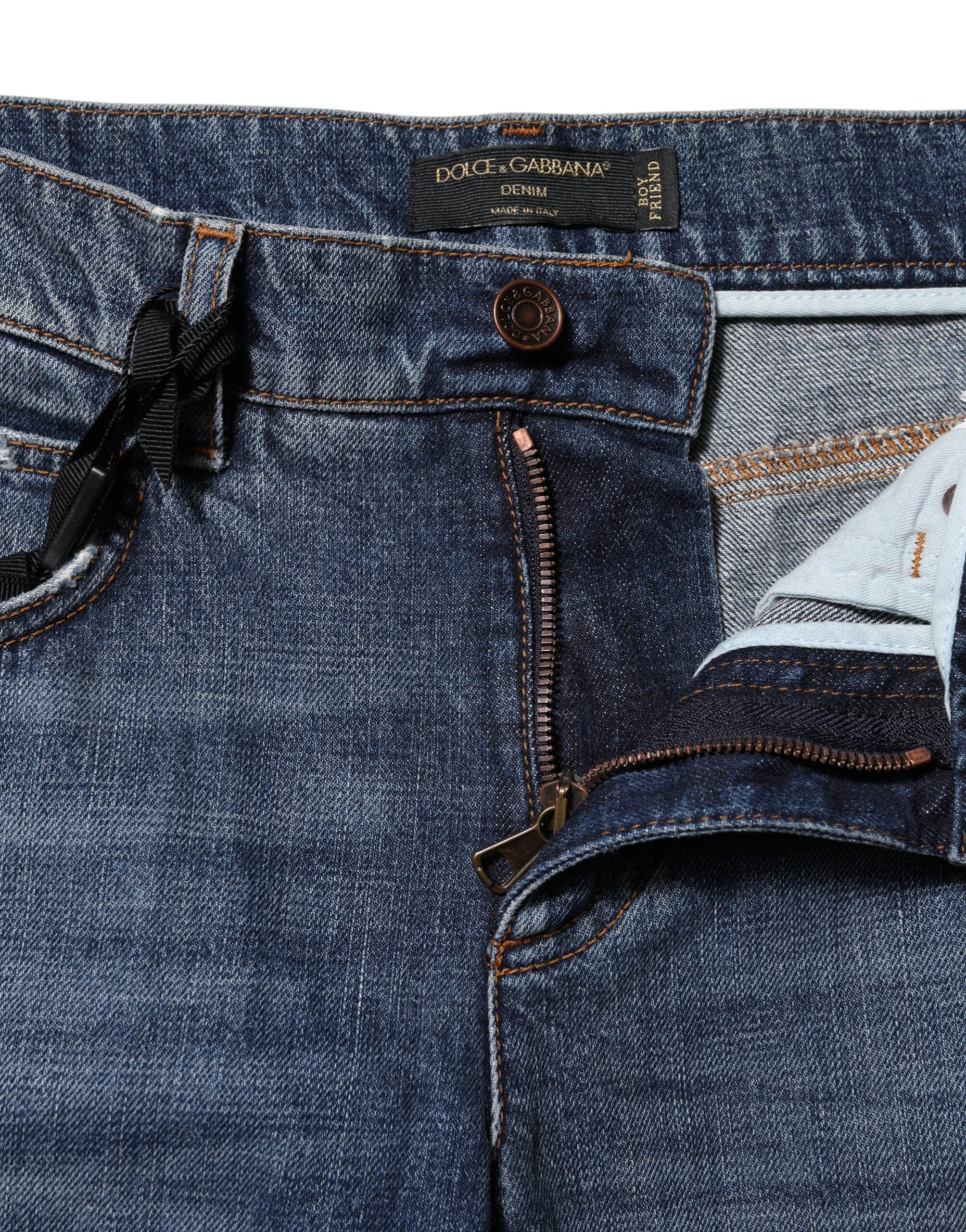 Jeans boyfriend en denim bleu en coton de Dolce & Gabbana, déchirés et décontractés, visibles en gros plan.