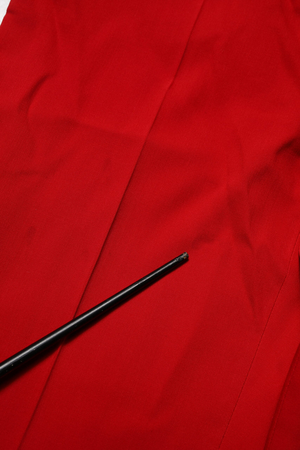 Pantalon tapered en laine rouge de taille moyenne de Dolce & Gabbana, vue de face.