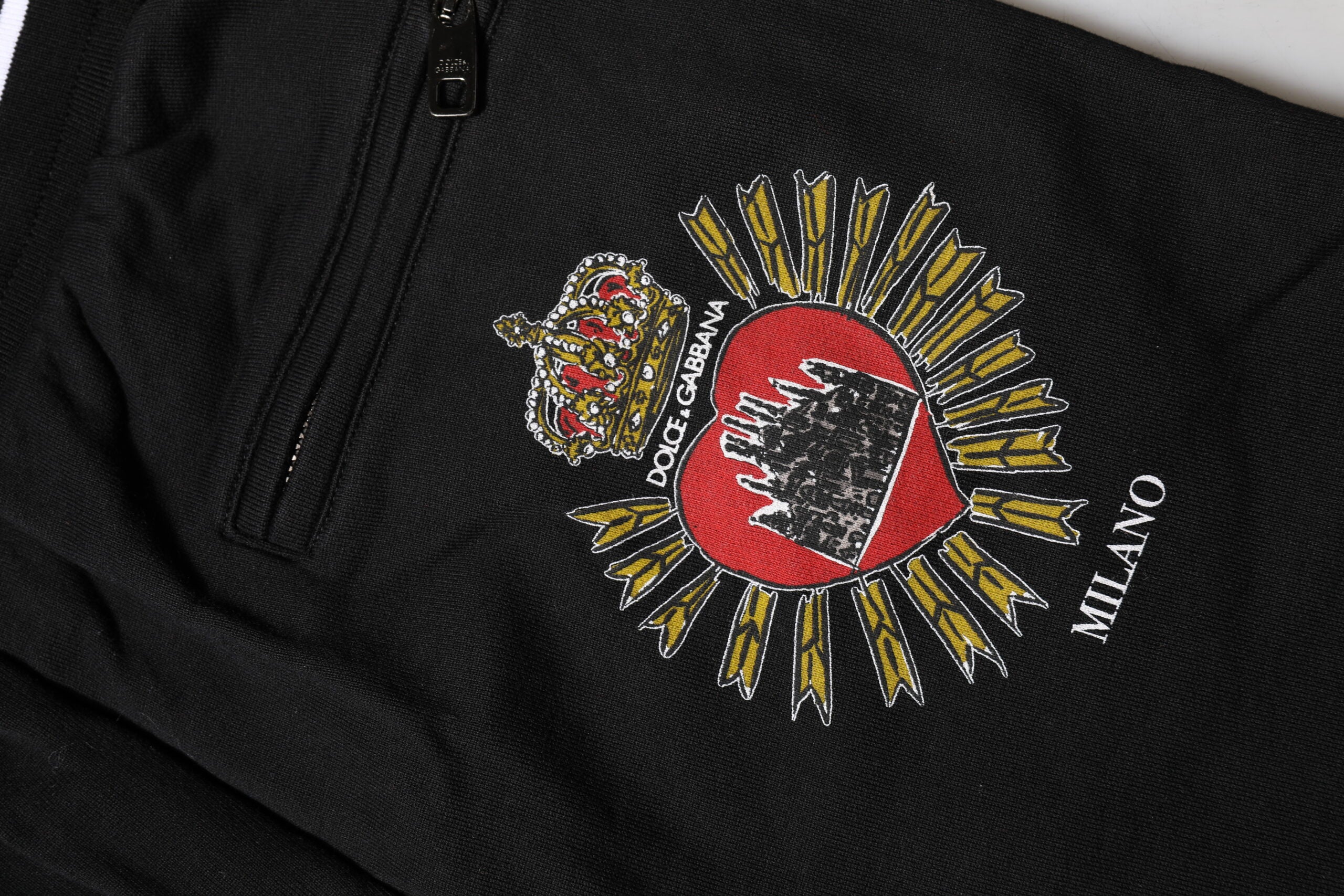 Pantalon jogger en coton noir Dolce & Gabbana à taille moyenne, décontracté et élégant, visible en gros plan.