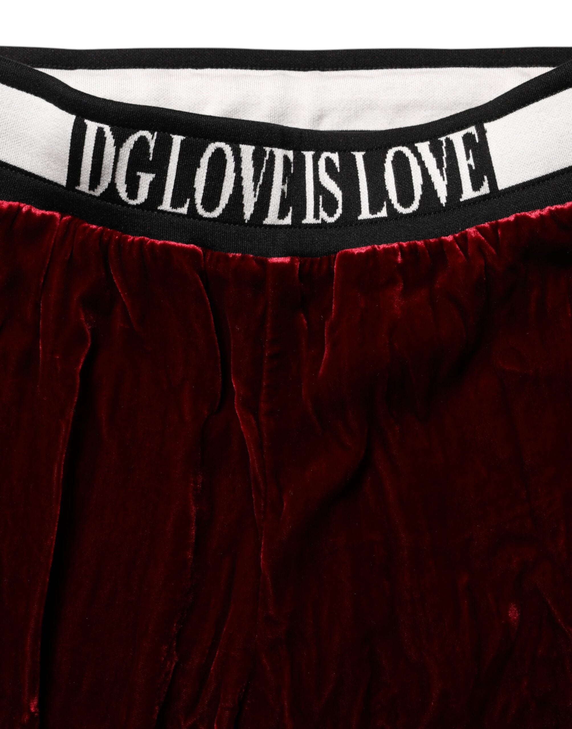 Pantalon rouge en viscose avec logo DG de Dolce & Gabbana, taille mi-haute, élégant et confortable.